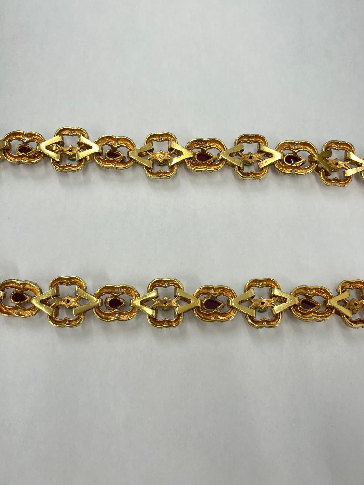 Un pezzo di alta gioielleria mozzafiato, questa collana è una vibrante celebrazione del colore e dell'artigianato. Meticolosamente incastonato in ricco oro giallo 18 carati, presenta un'opulenta combinazione di 27,00 carati di lussureggianti rubini