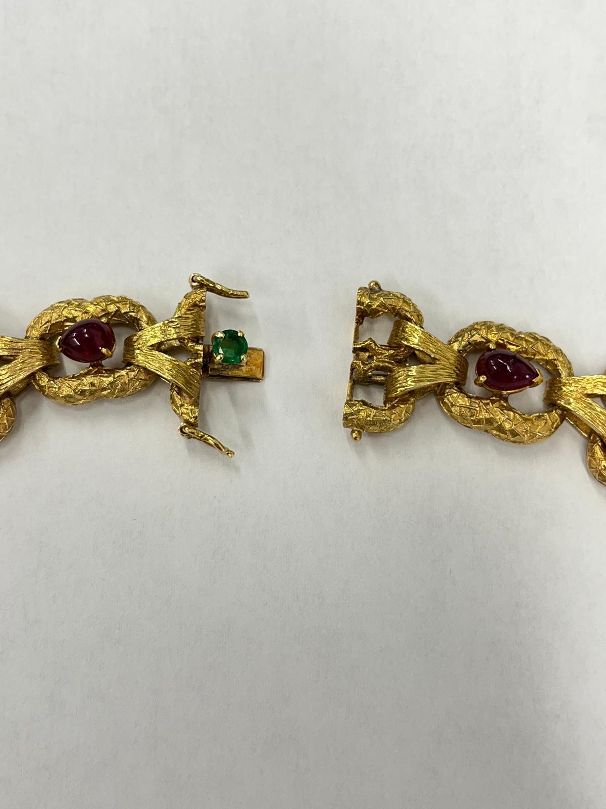 Donna Collana di smeraldi, rubini e diamanti in oro giallo 18 ct. in vendita