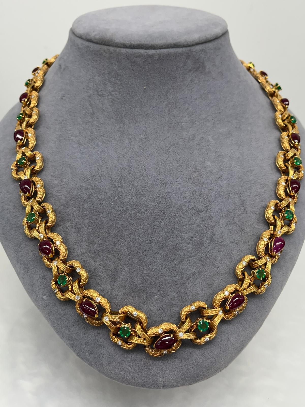 Collana di smeraldi, rubini e diamanti in oro giallo 18 ct. In condizioni ottime in vendita a London, GB