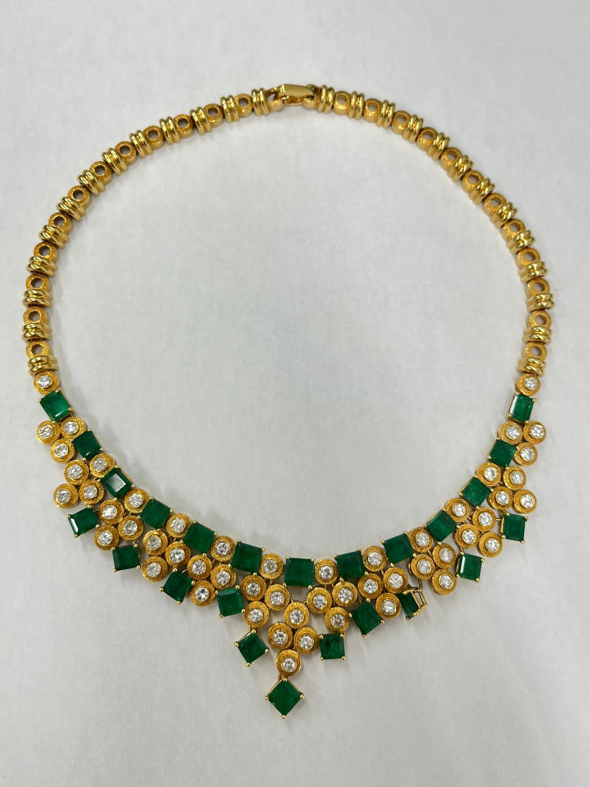 Taglio rotondo Collana con smeraldo e diamanti in oro giallo 18ct in vendita