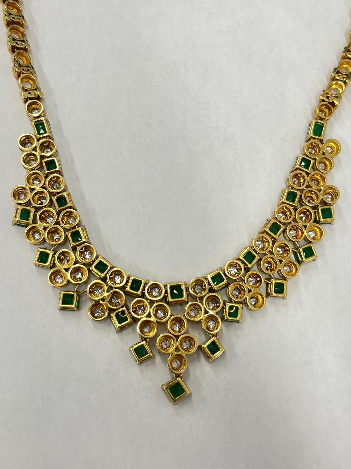 Un'opulenta collana di smeraldi e diamanti che mostra un'eleganza senza tempo e un'eccezionale maestria. Incastonato in un lussuoso oro giallo 18 carati, questo squisito pezzo presenta ben 30,00 carati di smeraldi dalle tonalità intense,