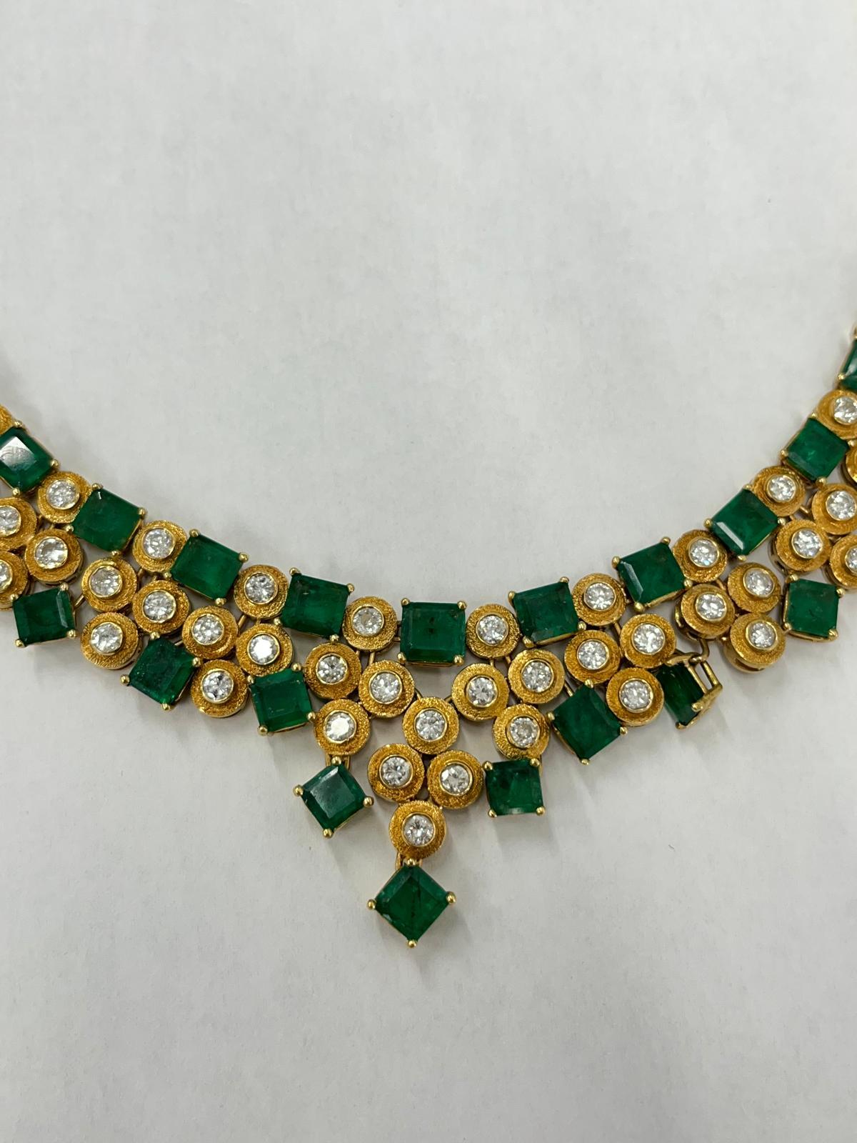 Donna Collana con smeraldo e diamanti in oro giallo 18ct in vendita