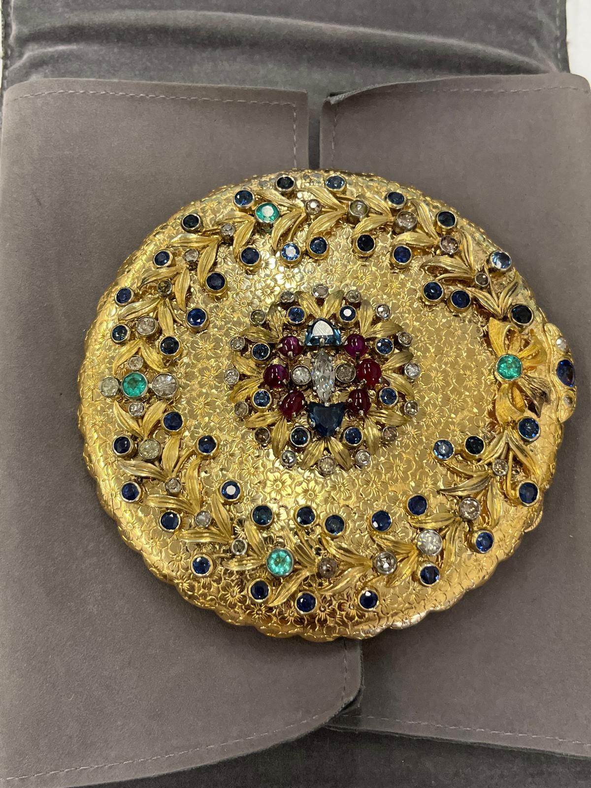 Taille ronde Poudrier ancien Jewell avec saphirs, émeraudes, rubis et diamants en vente