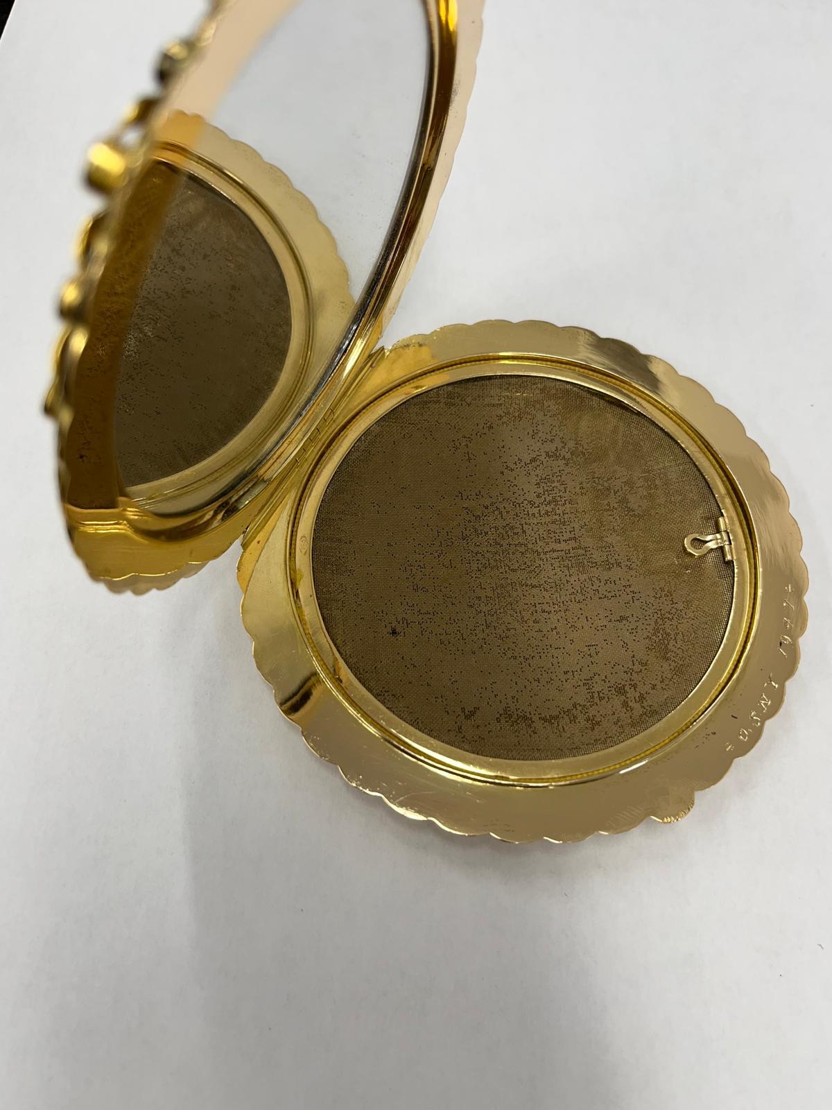 Poudrier ancien Jewell avec saphirs, émeraudes, rubis et diamants en vente 3