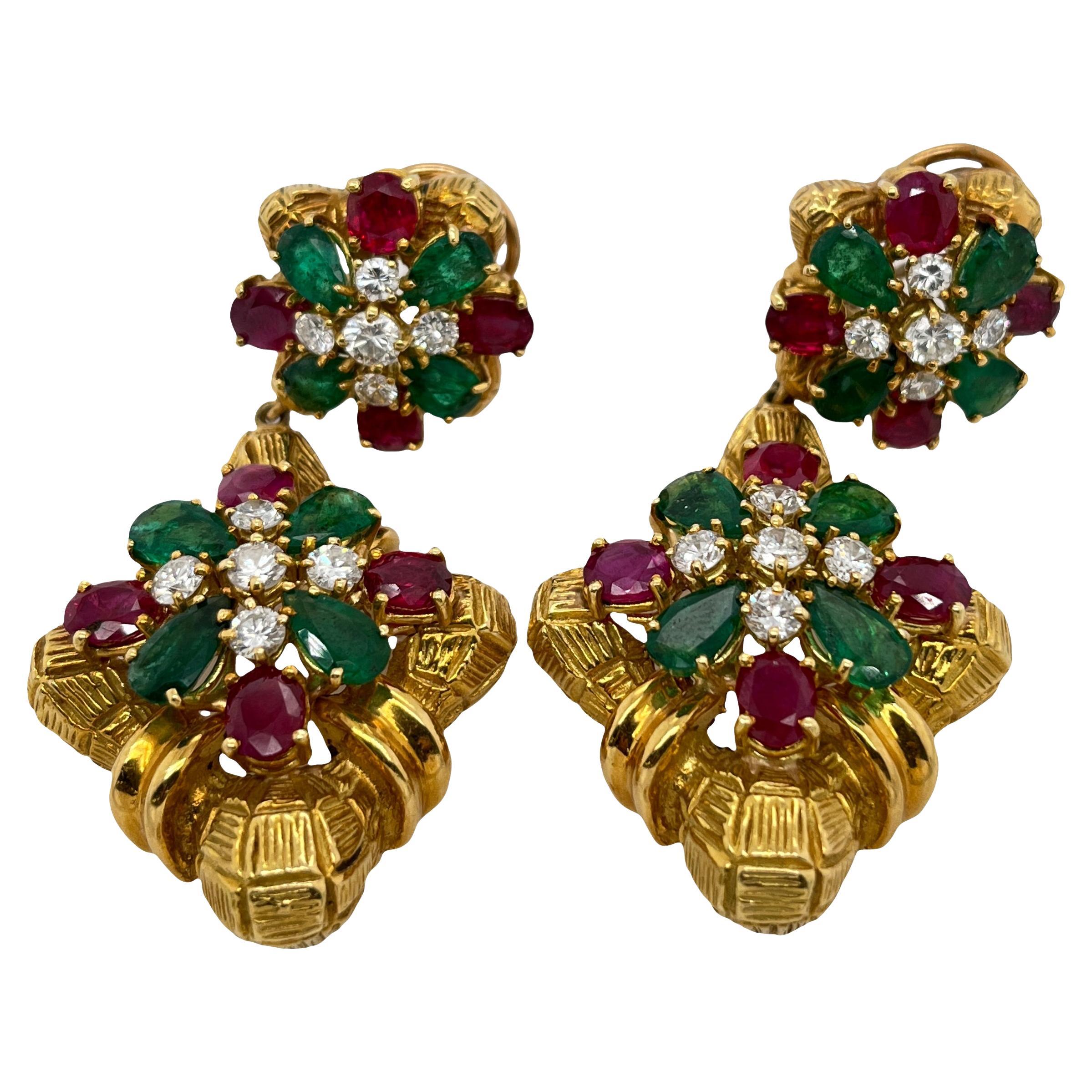 Orecchini con rubino e smeraldo e diamanti in oro giallo 18 ct. in vendita
