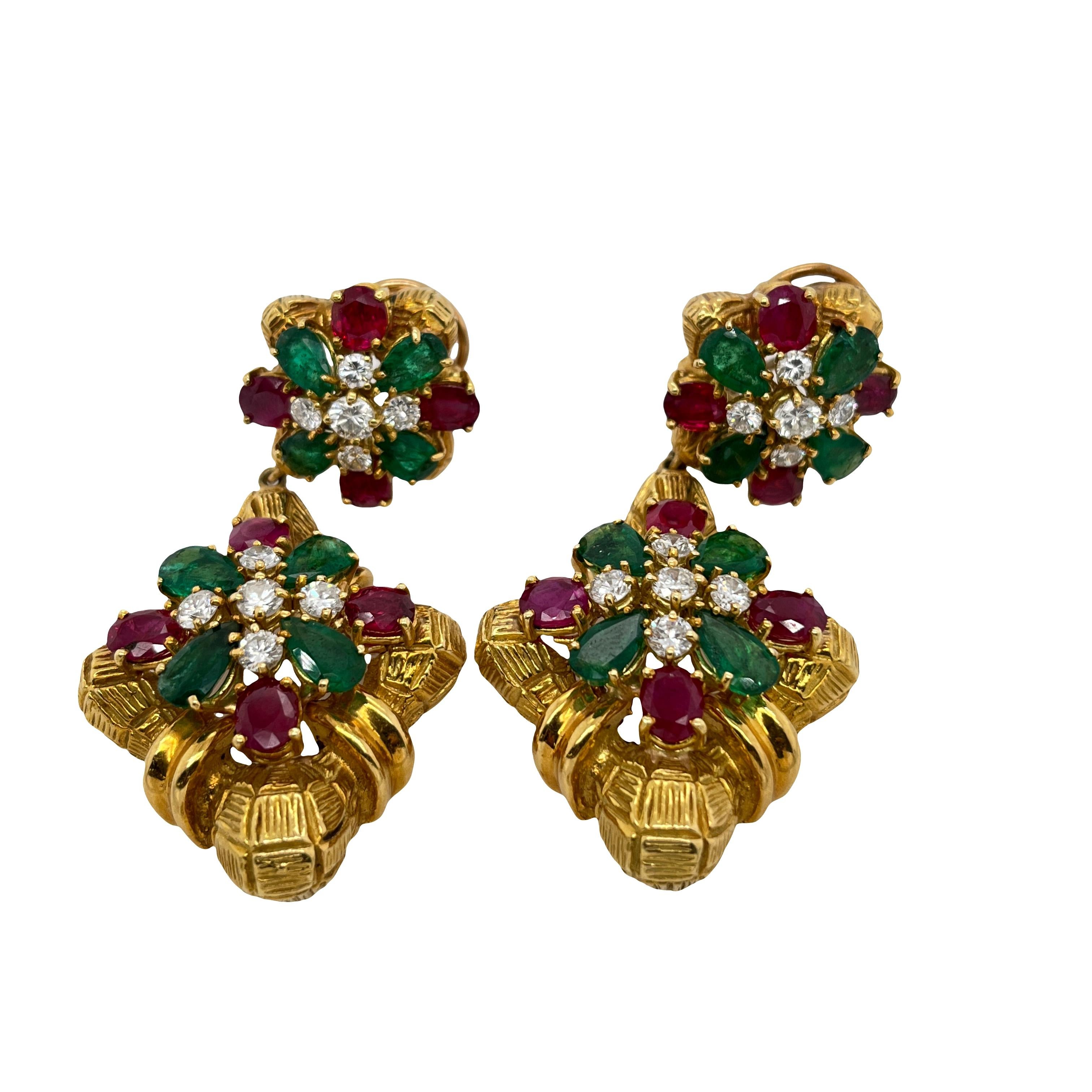 Orecchini con rubino e smeraldo e diamanti in oro giallo 18 ct. in vendita 3
