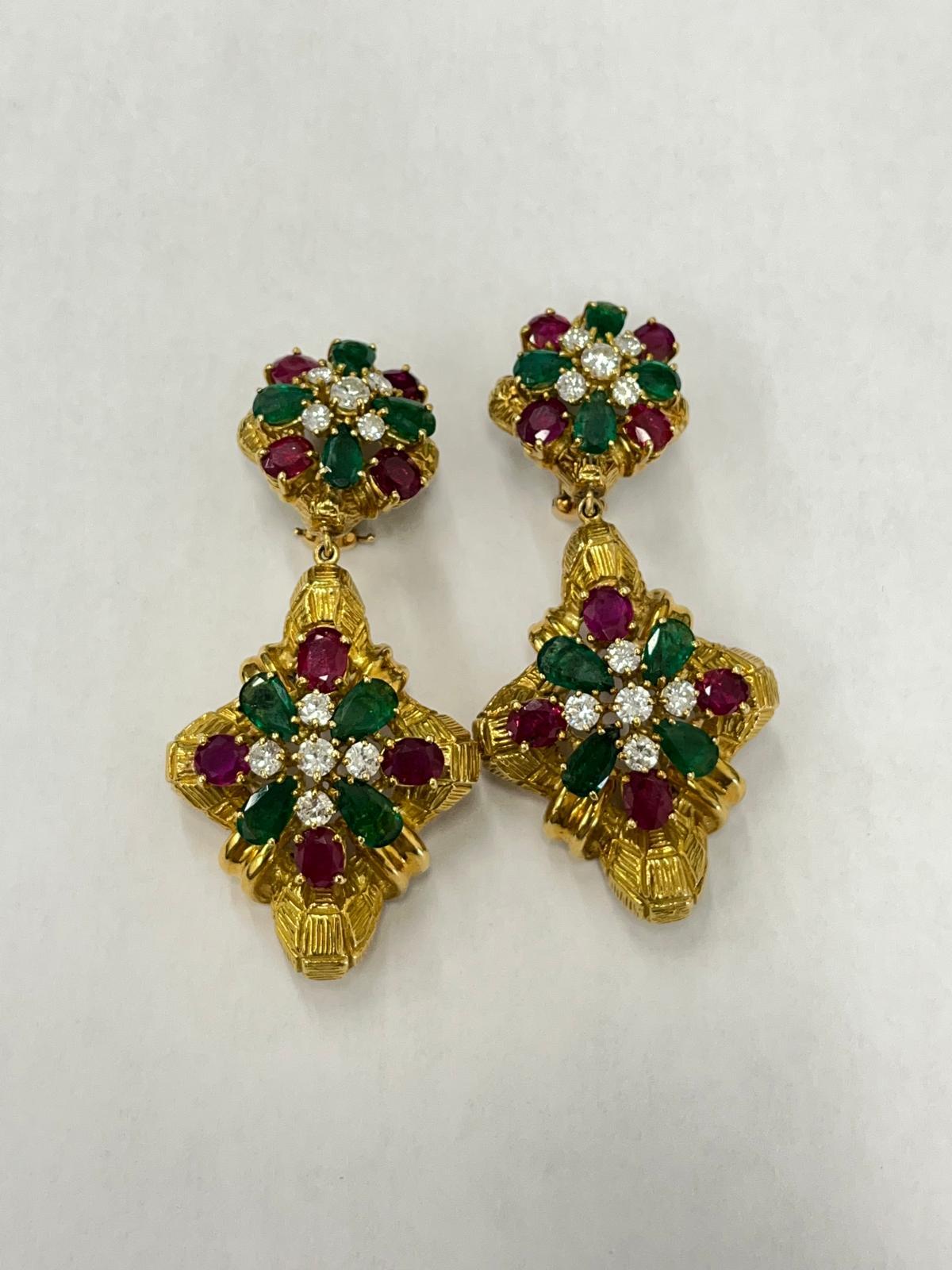 Orecchini con rubino e smeraldo e diamanti in oro giallo 18 ct. in vendita 5
