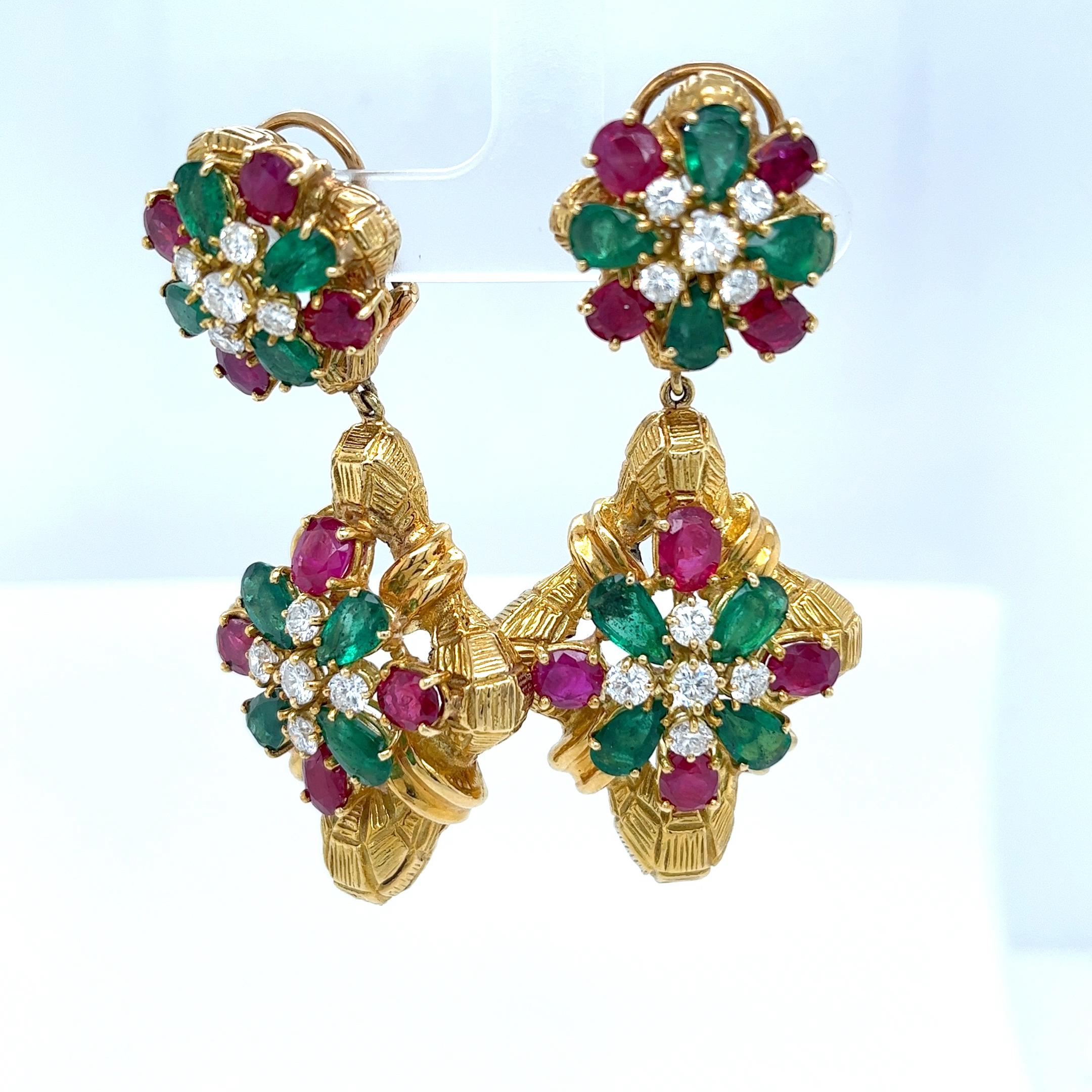 Orecchini con rubino e smeraldo e diamanti in oro giallo 18 ct. in vendita 1