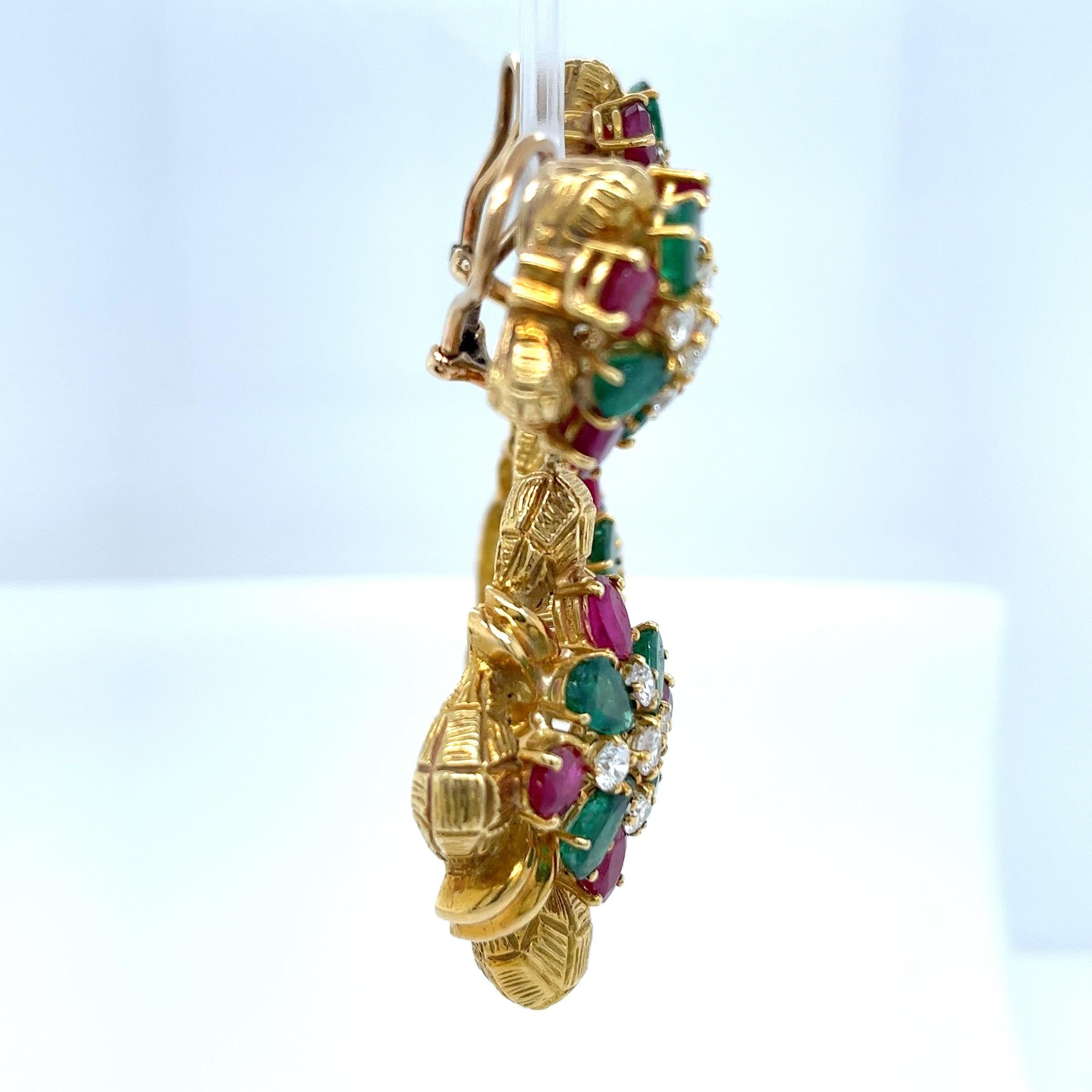 Taglio rotondo Orecchini con rubino e smeraldo e diamanti in oro giallo 18 ct. in vendita