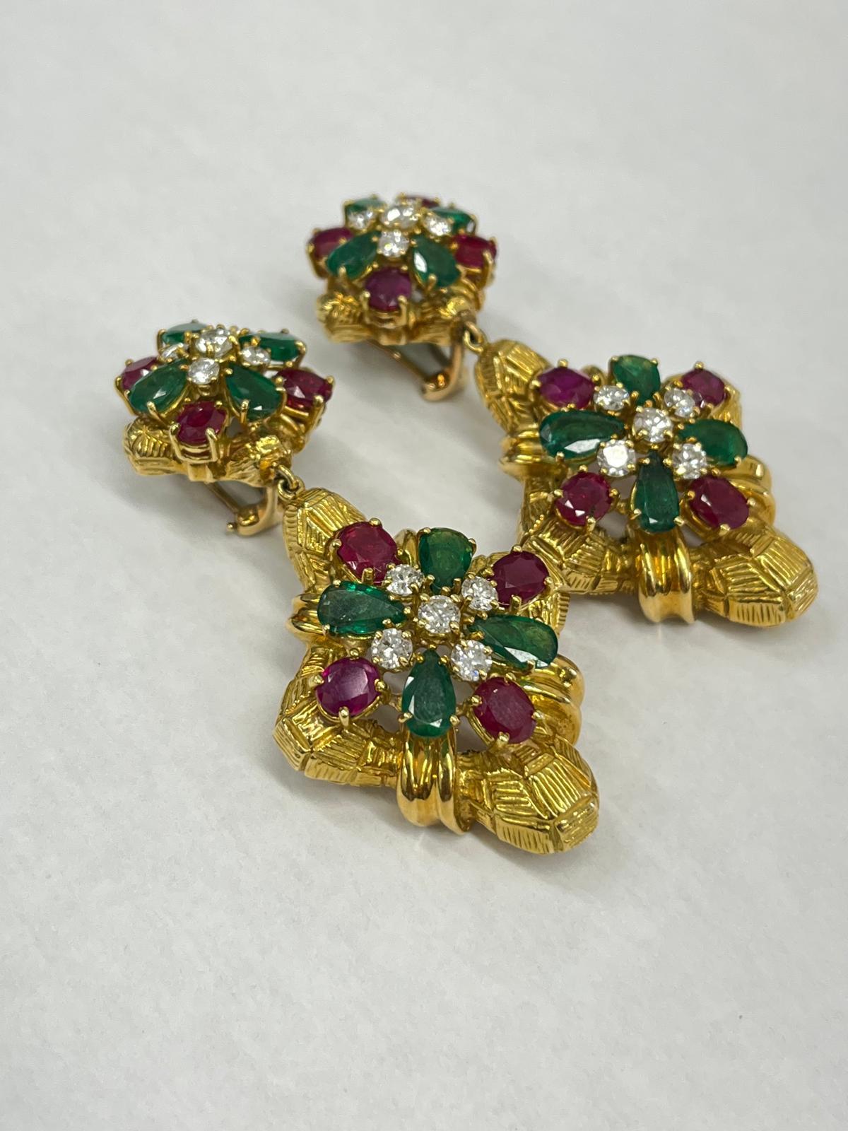 Orecchini con rubino e smeraldo e diamanti in oro giallo 18 ct. in vendita 4