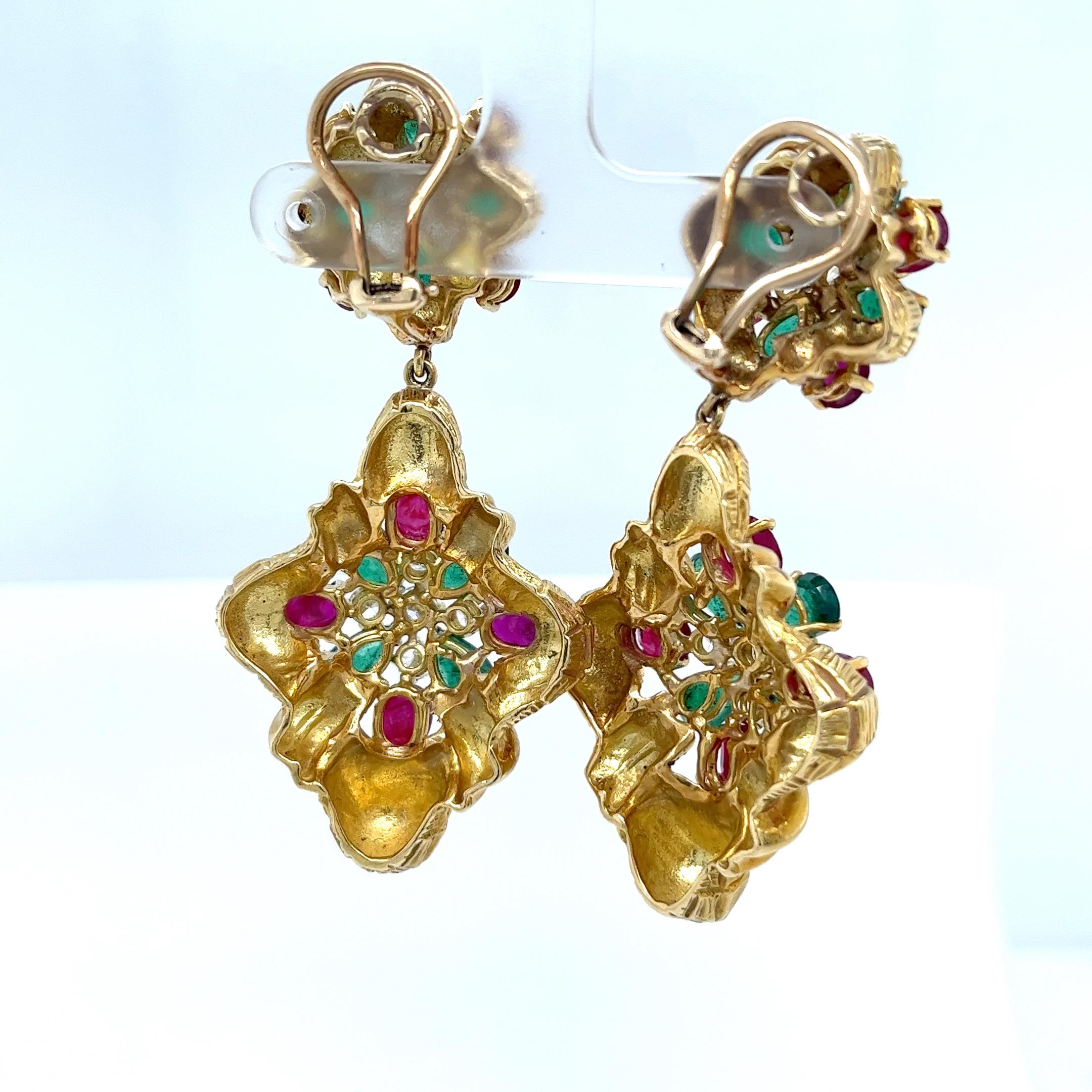 Orecchini con rubino e smeraldo e diamanti in oro giallo 18 ct. In condizioni ottime in vendita a London, GB