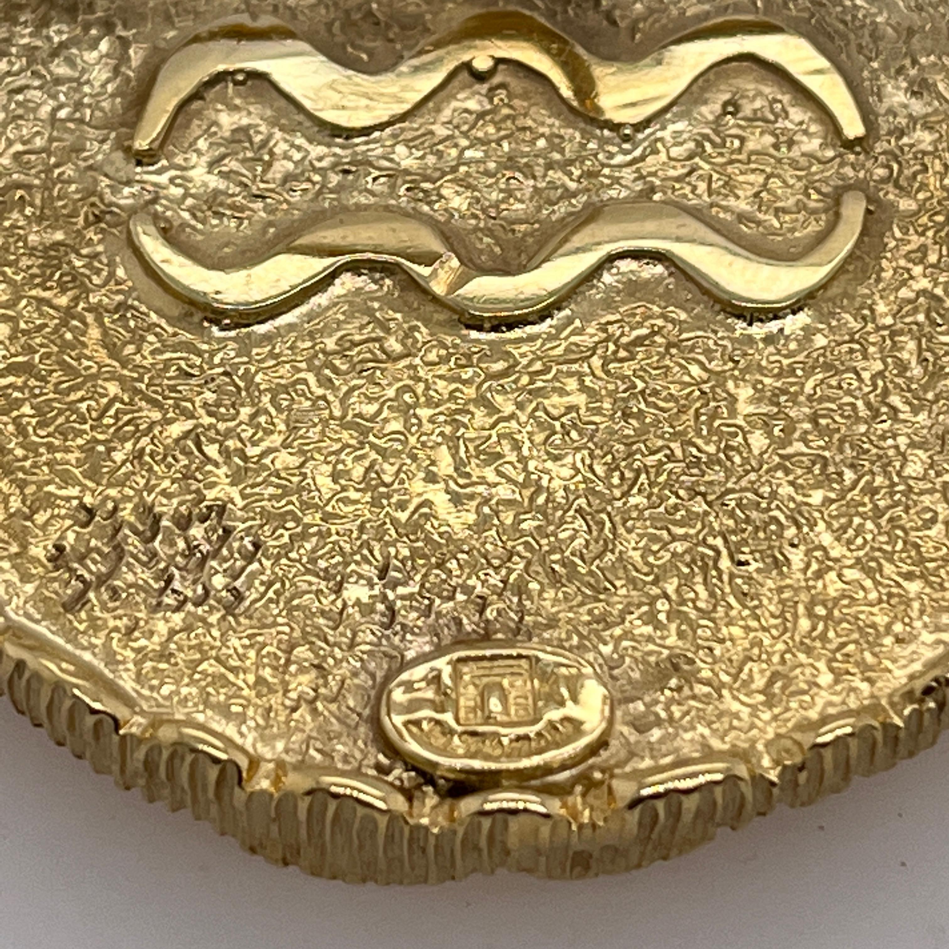 Diese Aquarius-Anhängerbrosche ist ein einzigartiges Sammlerstück und wurde von La Triomphe, einem renommierten amerikanischen Juwelier, der für seine kühnen, künstlerischen Designs bekannt ist, fein gearbeitet und signiert. Die stilisierte
