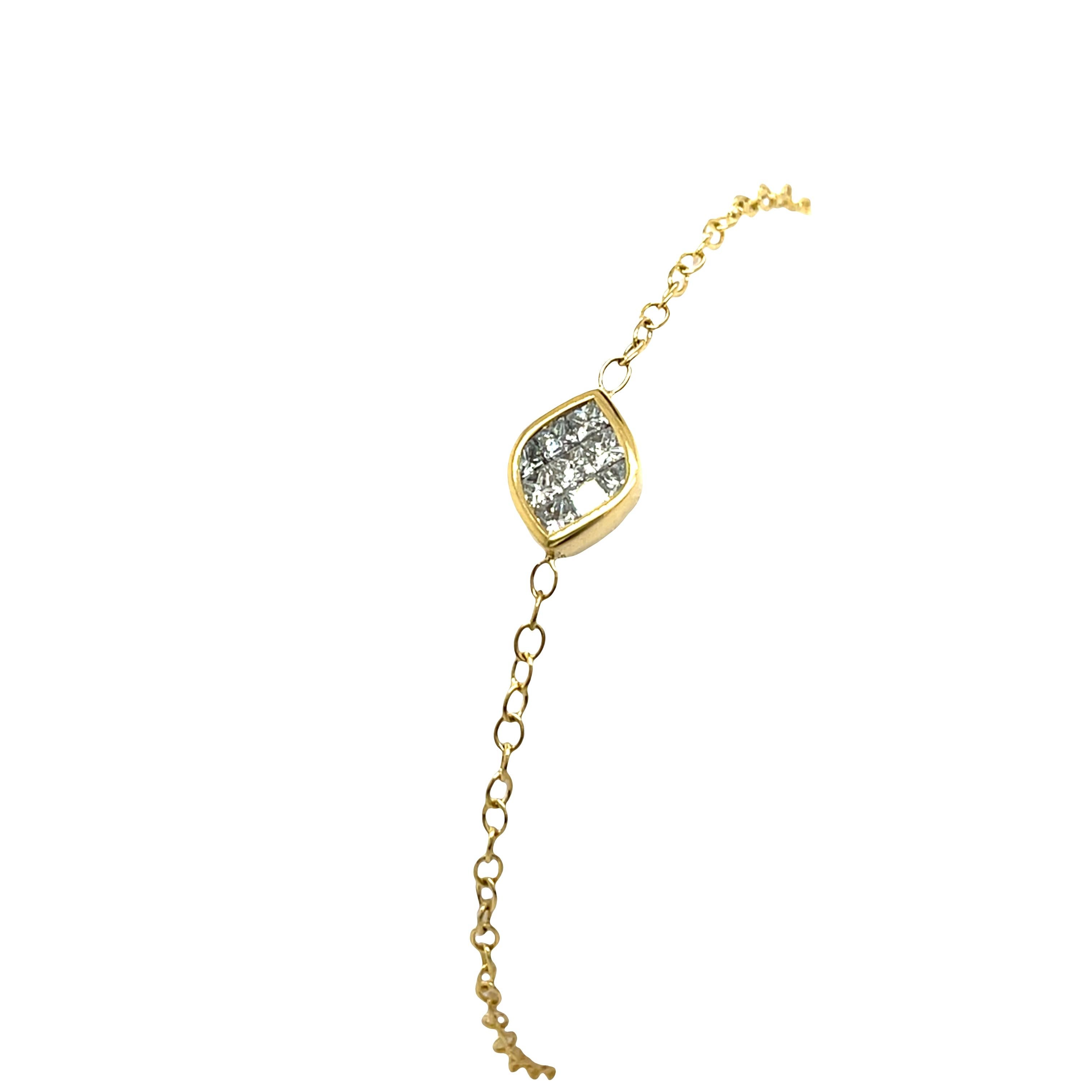 D'une élégance raffinée et intemporelle, ce bracelet en or jaune 18 ct est serti de 0,50 ct de diamants naturels de taille princesse. 
Chaque diamant est précisément serti en canal, offrant des lignes épurées et une sensation contemporaine avec un