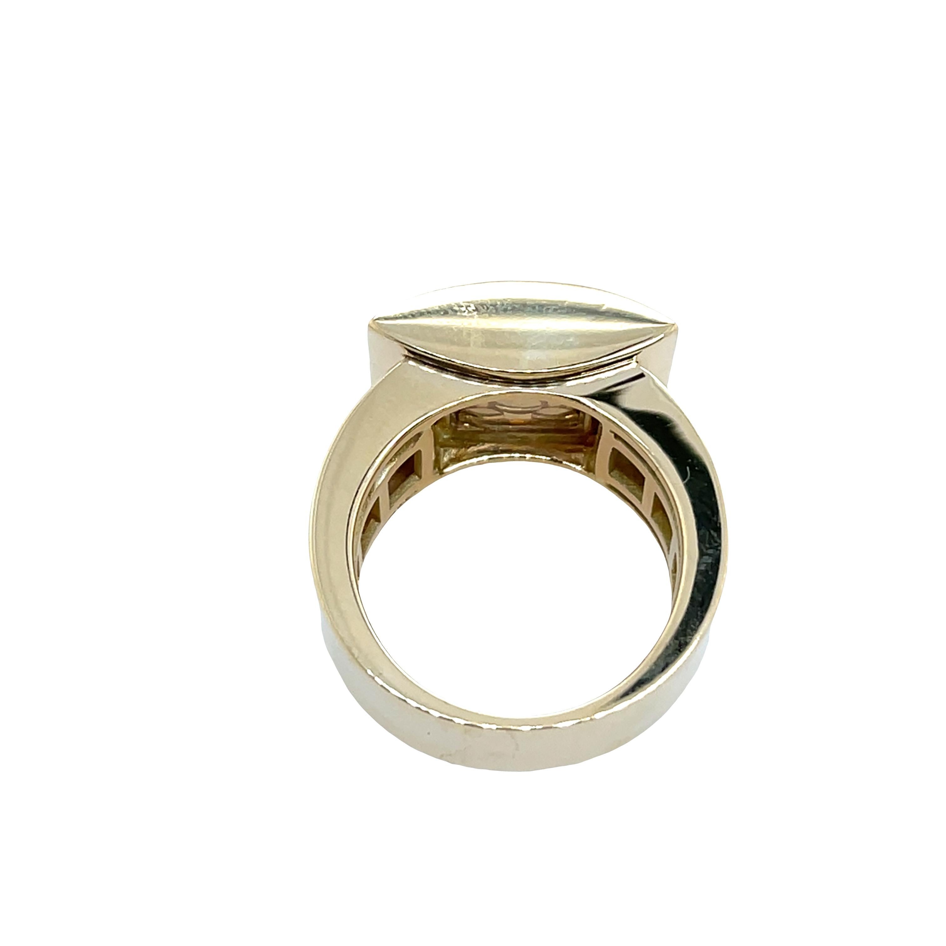 Eine unverwechselbare Kreation aus dem Hause Chopard, 
Dieser Ring von Happy Diamonds ist eine eindrucksvolle Mischung aus zeitlosem Luxus und verspielter Bewegung. Er wurde fachmännisch aus 18 Karat Gelbgold gefertigt und verfügt über drei frei