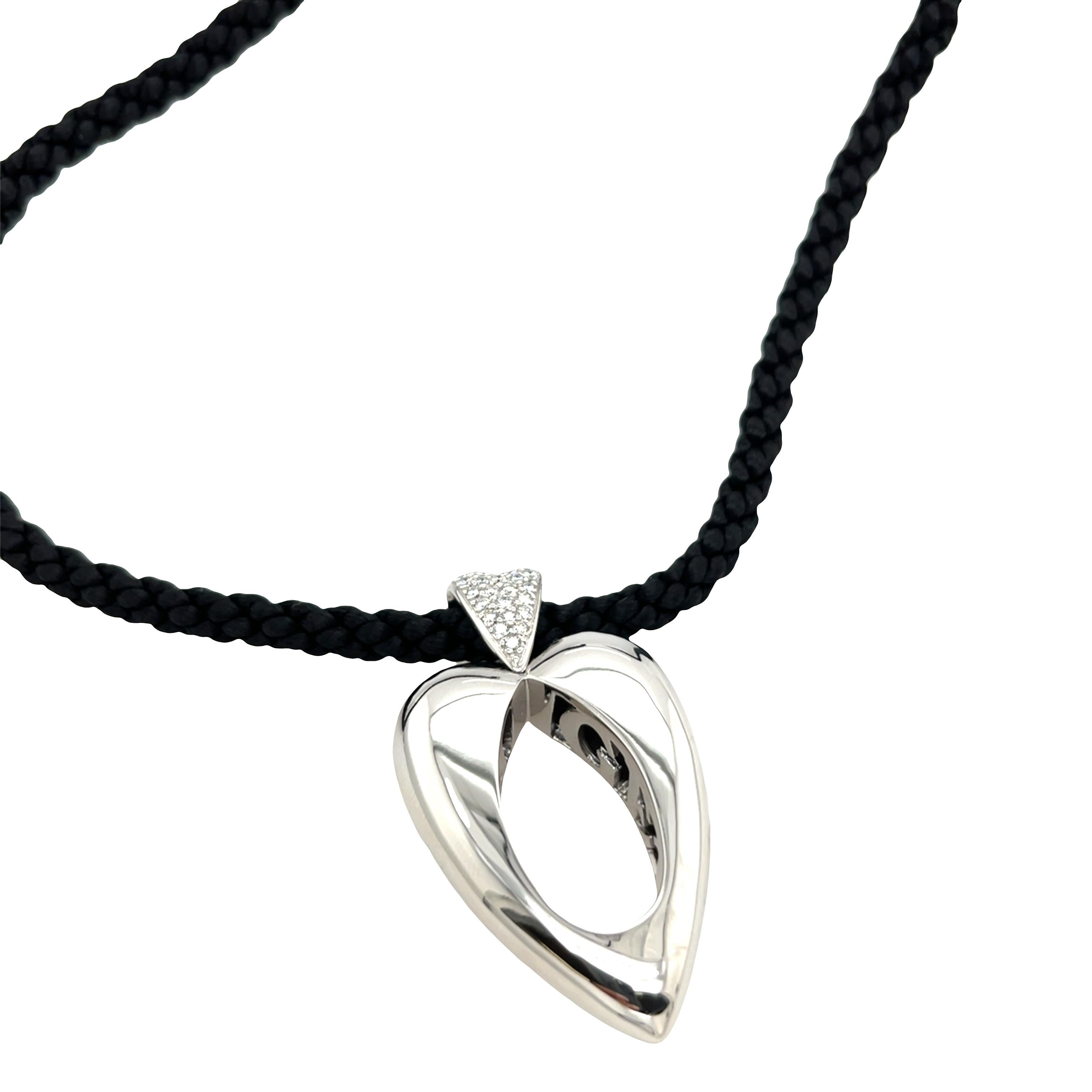 Expression intemporelle de l'élégance et du romantisme, ce pendentif Piaget 