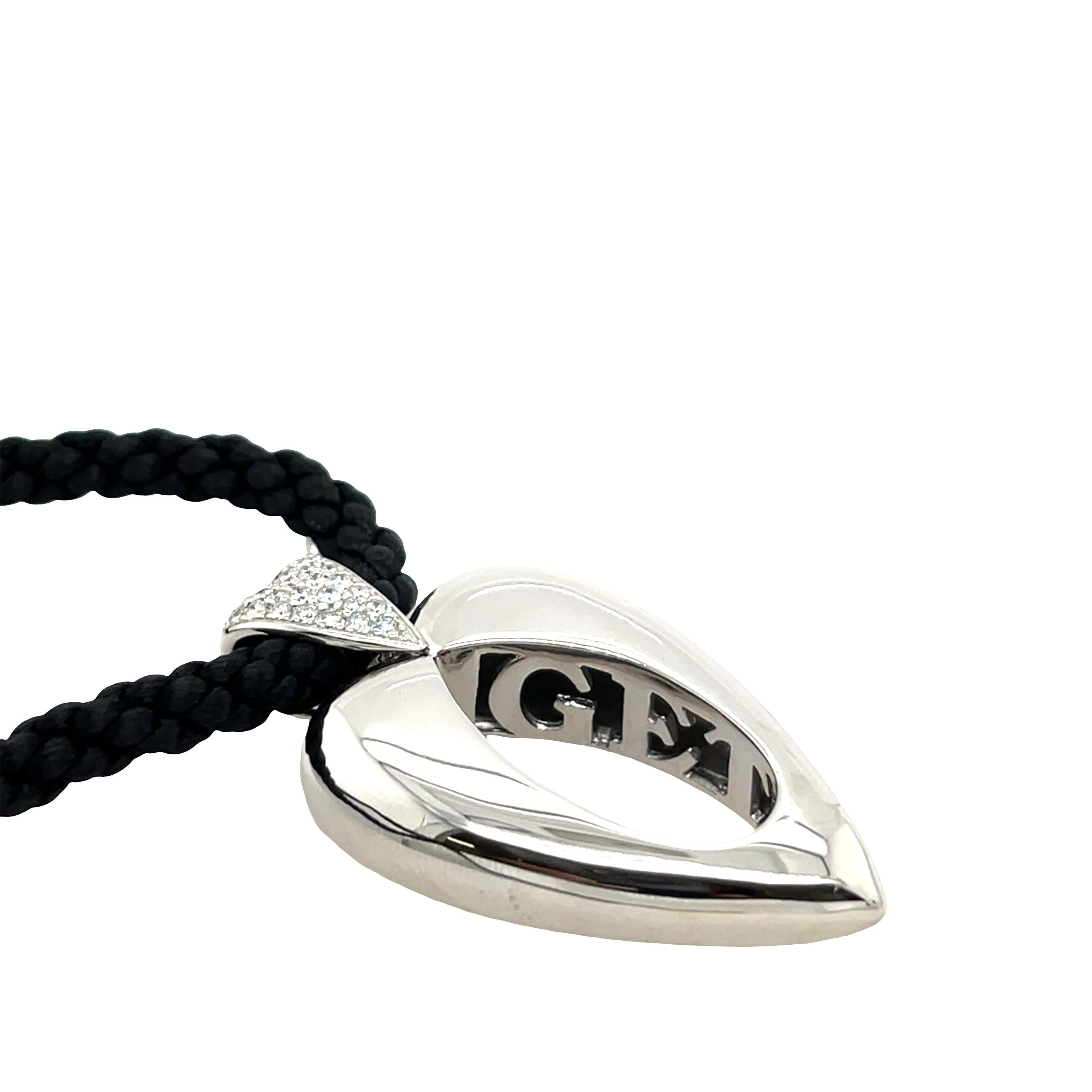 Taille ronde Pendentif Piaget Coeur en or blanc avec diamants B00105, 1990 en vente