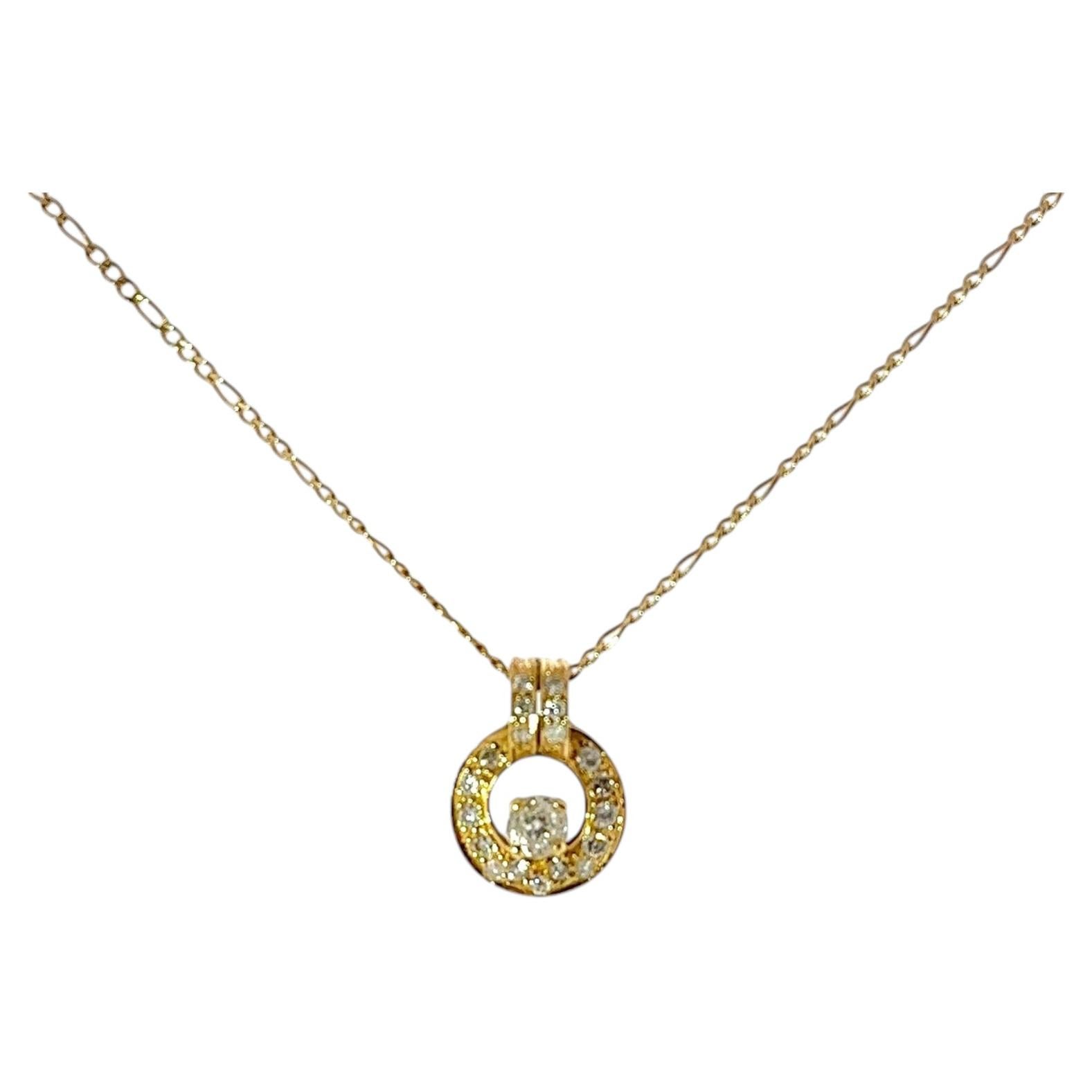 Colgante de oro amarillo de 9 quilates con halo de diamantes y cadena de 17"