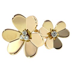 Bague « Frivole » de Van Cleef & Arpels en or jaune 18 carats avec un diamant entre les doigts