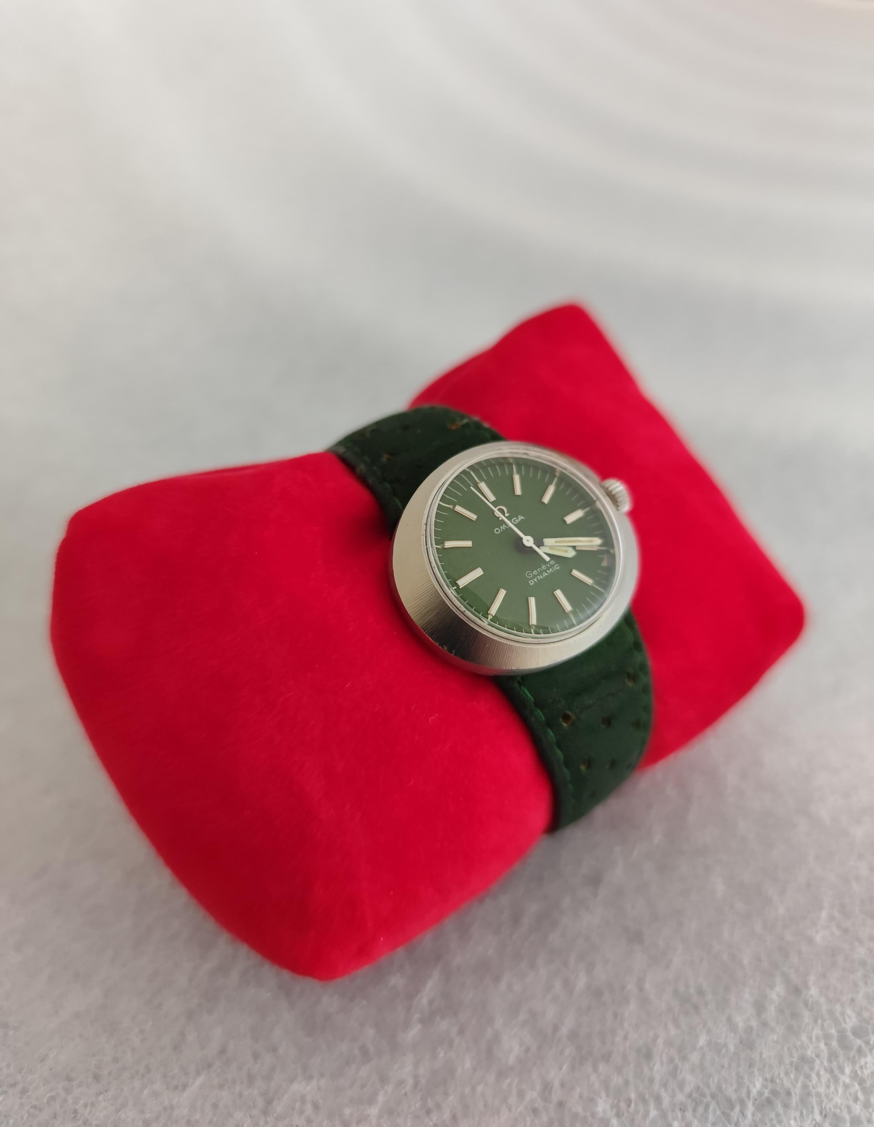  Marke : Omega

Modell: Geneve Dynamisch

Referenz ST535.015 ( 565.015 )

Preis: 450 USD

Land der M:anufacture: Schweiz

Bewegung: Kal. 630 Handaufzug

MATERIAL des Gehäuses: Rostfreier Stahl

Abmessungen :30 mm Durchmesser (ohne Krone)

Band Typ :