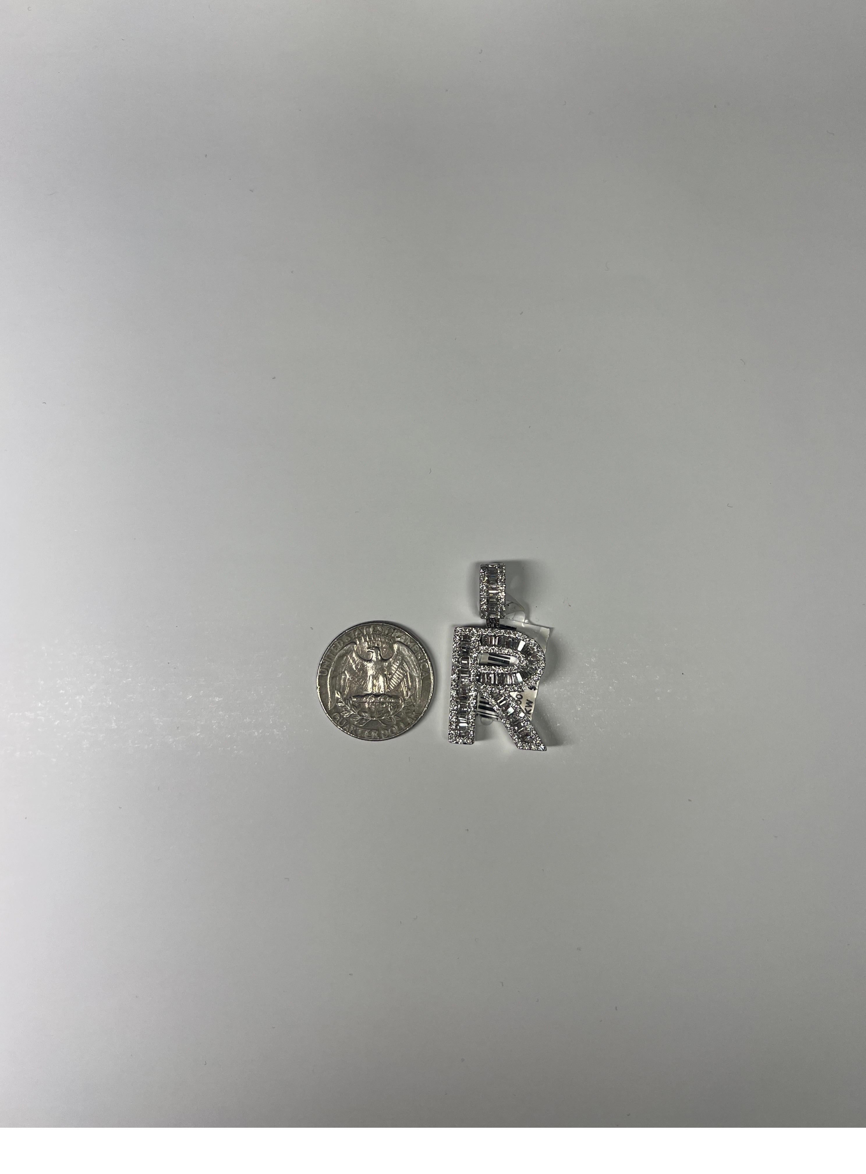 Ciondolo moda con diamante bianco Baguette e rotondo in oro bianco 14 carati Lettera 