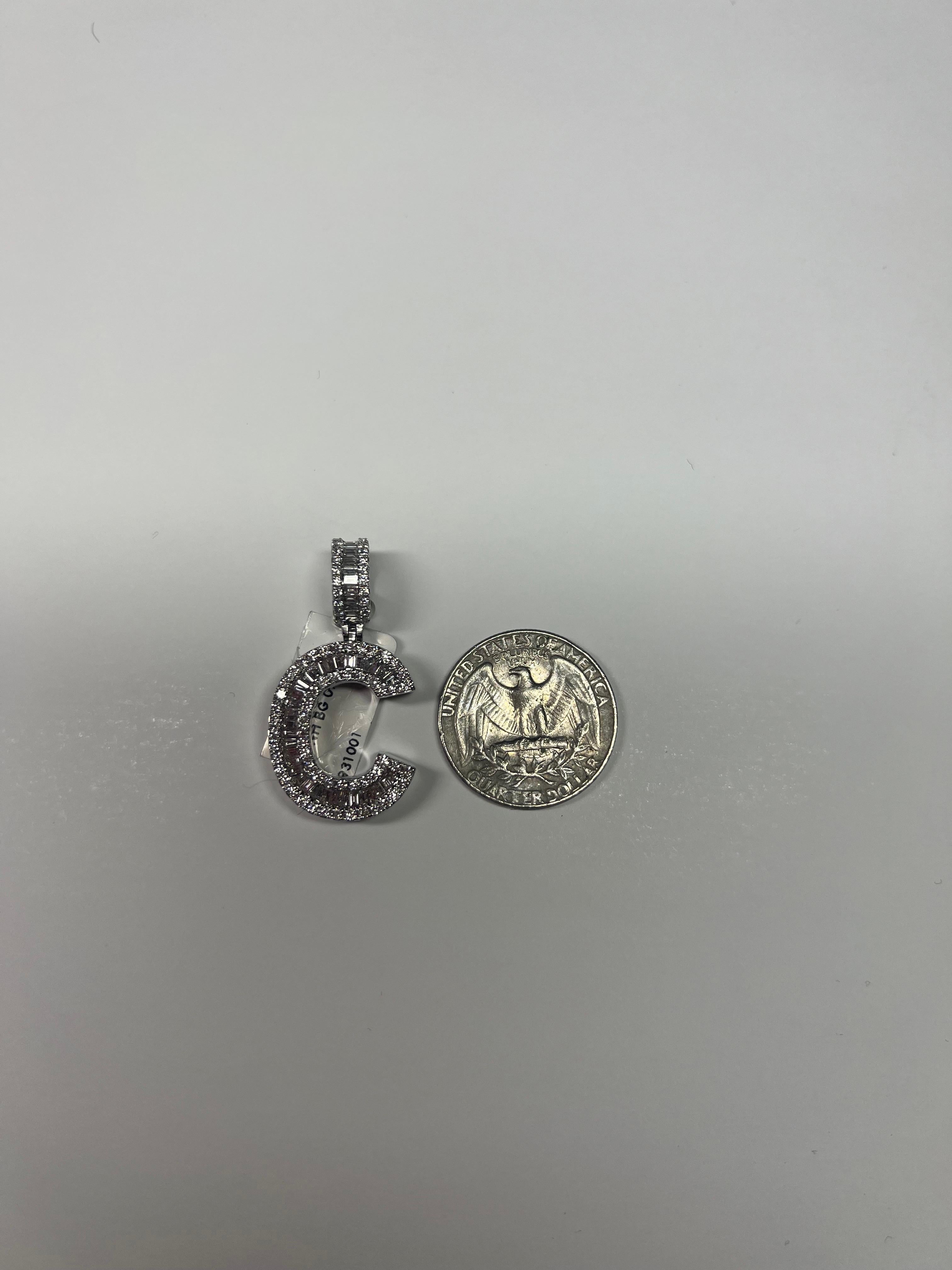 Ciondolo alla moda con diamante bianco Baguette e rotondo in oro bianco 18 carati A.I.C. In condizioni Nuovo in vendita a New York, NY