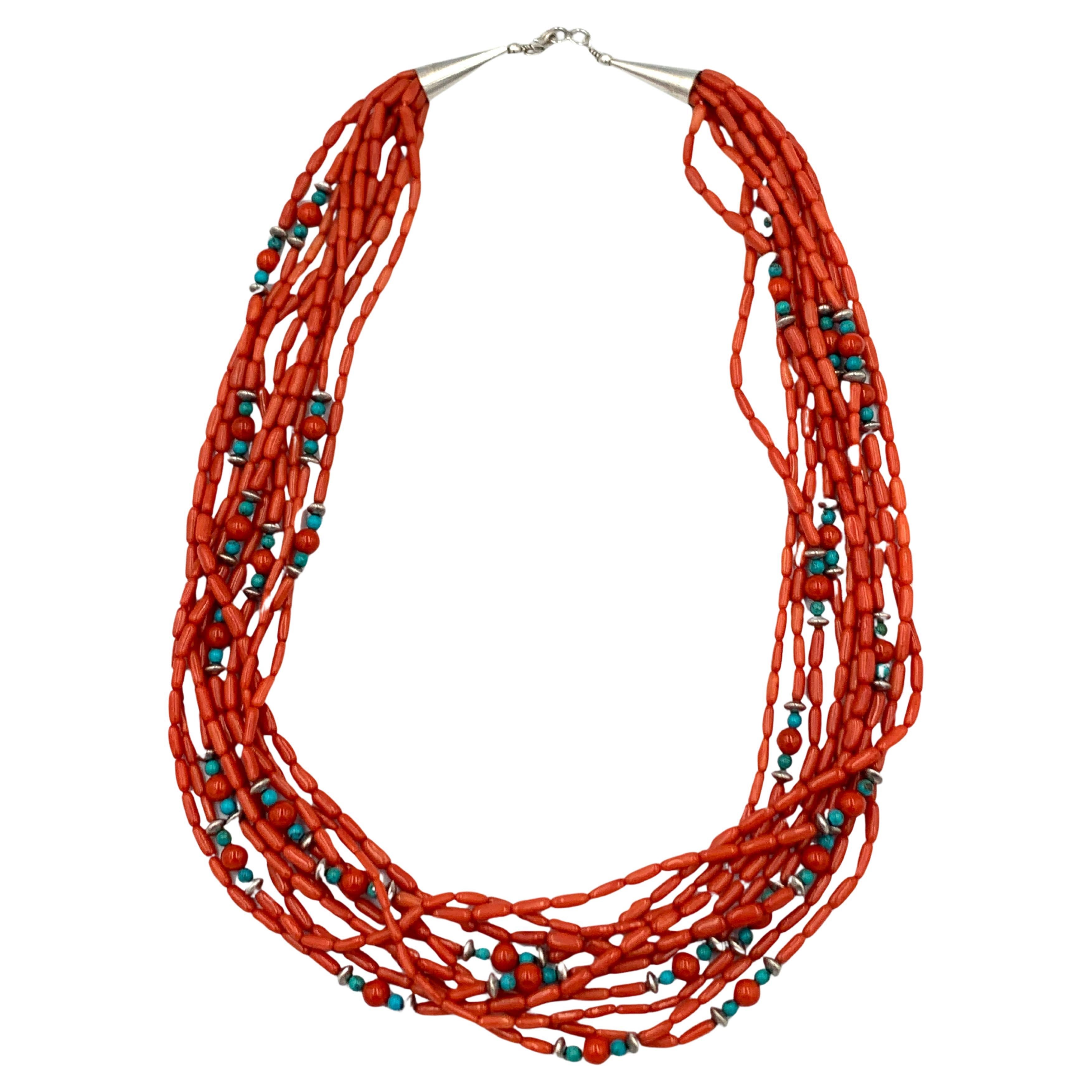Questa bellissima collana è composta da 10 fili di perle di corallo rosso naturale della Nature con sfumature rosso-arancio. Tra i coralli ci sono perline turchesi e d'argento. La collana di 26 pollici ha le estremità in argento sterling. 


