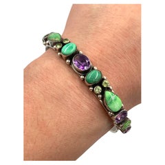 Brazalete de plata con múltiples piedras de Leo Feeney