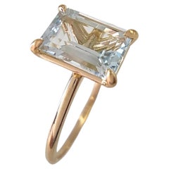 Bague solitaire empilable en or 18 carats avec aigue-marine naturelle 0,83 carat