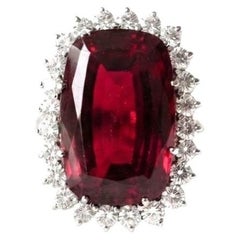 Anillo de los años 50 de oro blanco de 18 quilates con una rubelita roja sin tratar de 25 quilates y diamantes