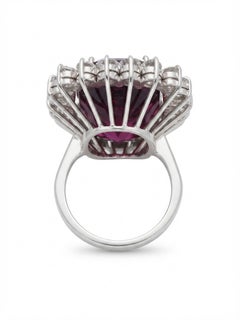 Anillo de los años 50 de oro blanco de 18 quilates con una rubelita roja sin tratar de 25 quilates y diamantes