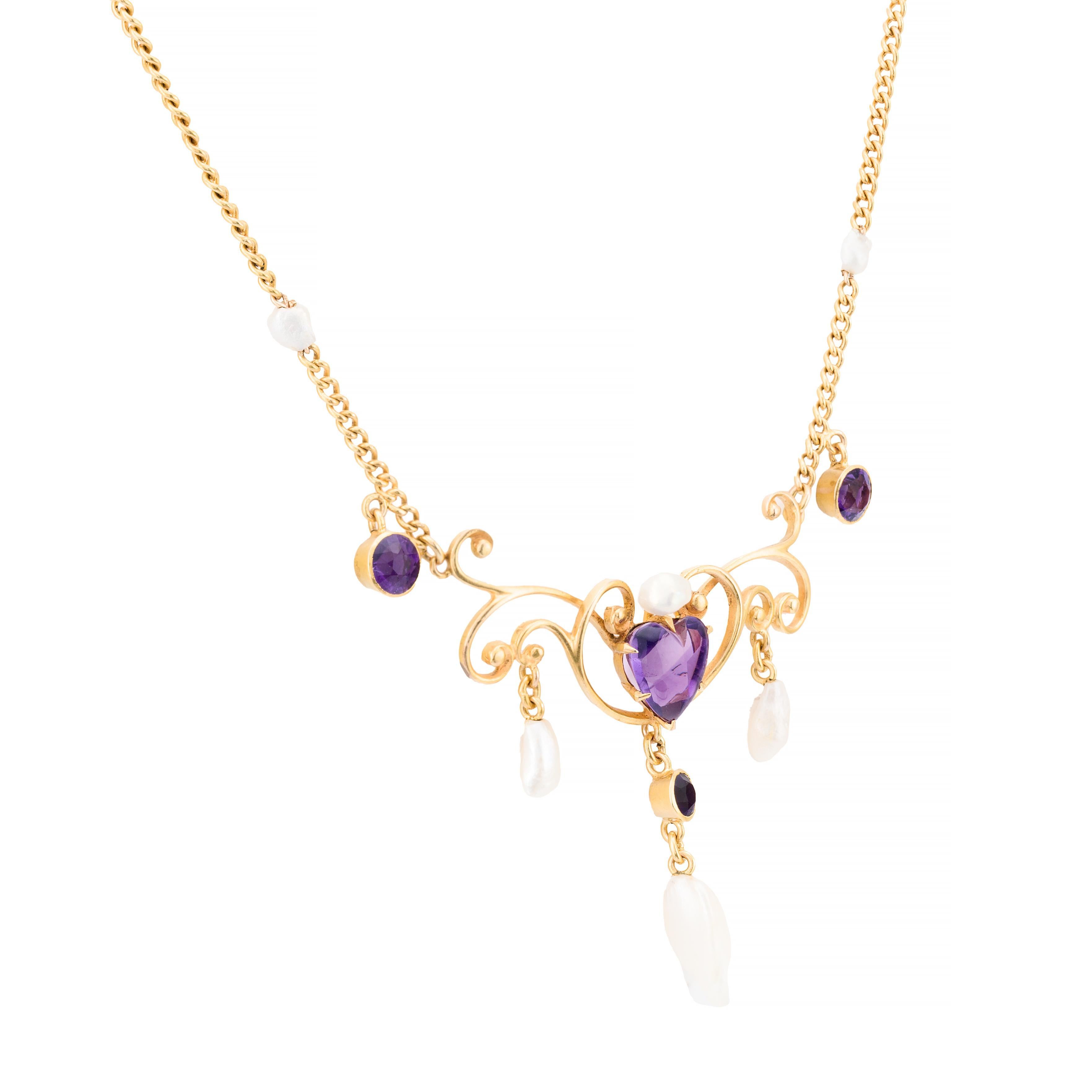 Aston Estate Jewelry présente

Un exquis collier art nouveau en or jaune 14k. La pièce centrale présente une améthyste en forme de cœur, pesant 3,0 carats, d'une riche teinte violette. Accompagnant la pierre principale, des améthystes taillées en