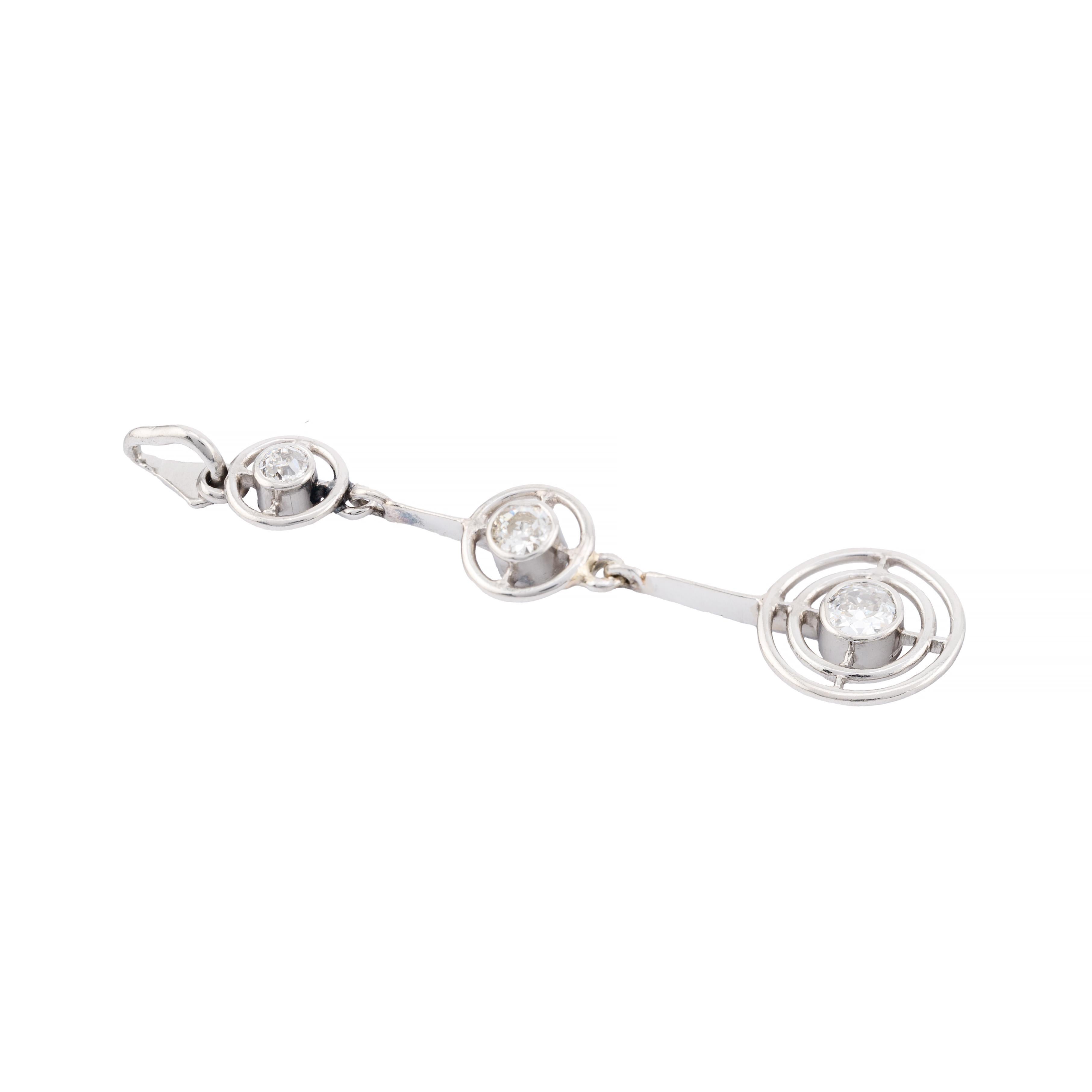 Aston Estate Jewelry presenta:

Elegante collana con ciondolo Art Déco del 1920, realizzata in platino. 

Questo raffinato pezzo presenta una serie di diamanti a taglio europeo, per un totale di 0,25 carati, con una purezza di SI1 e un colore di