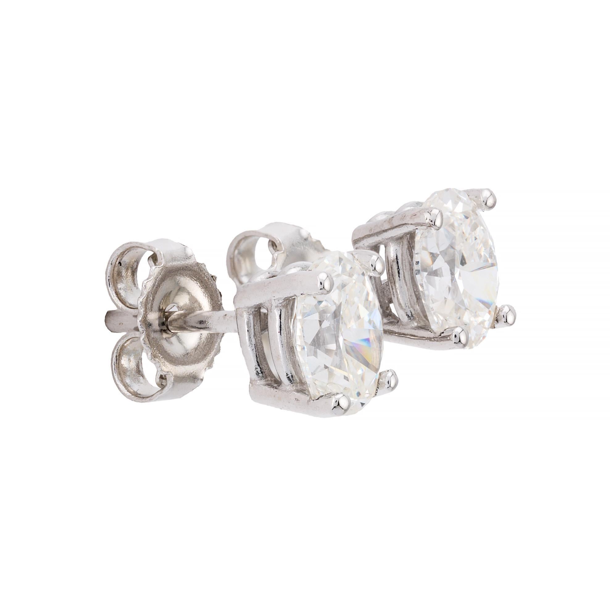 Aston Estate Jewelry presenta:

Eleganti orecchini con diamante in oro bianco 14K. Ogni orecchino sfoggia un diamante di taglio ovale, incastonato con quattro griffe. I diamanti hanno colore G e purezza VS2, con un peso totale di 1,00 carati.

Gli