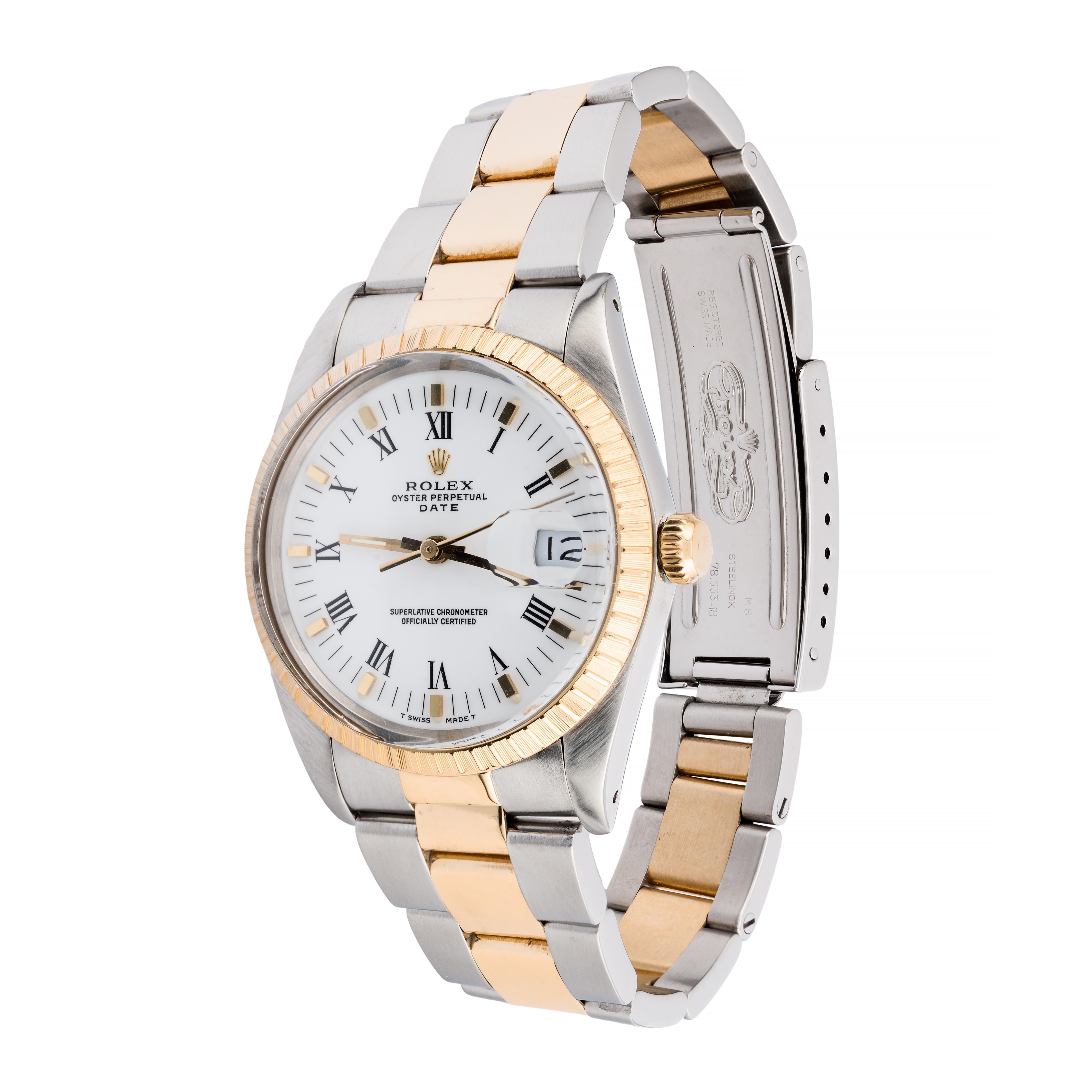 Aston Estate Jewelry presenta:

Un Rolex Oyster Perpetual, modello 15053, dal design classico con lunetta scanalata in oro.

La cassa rotonda misura 34 mm di larghezza e mostra un quadrante bianco ornato da indici a numeri romani. Il quadrante