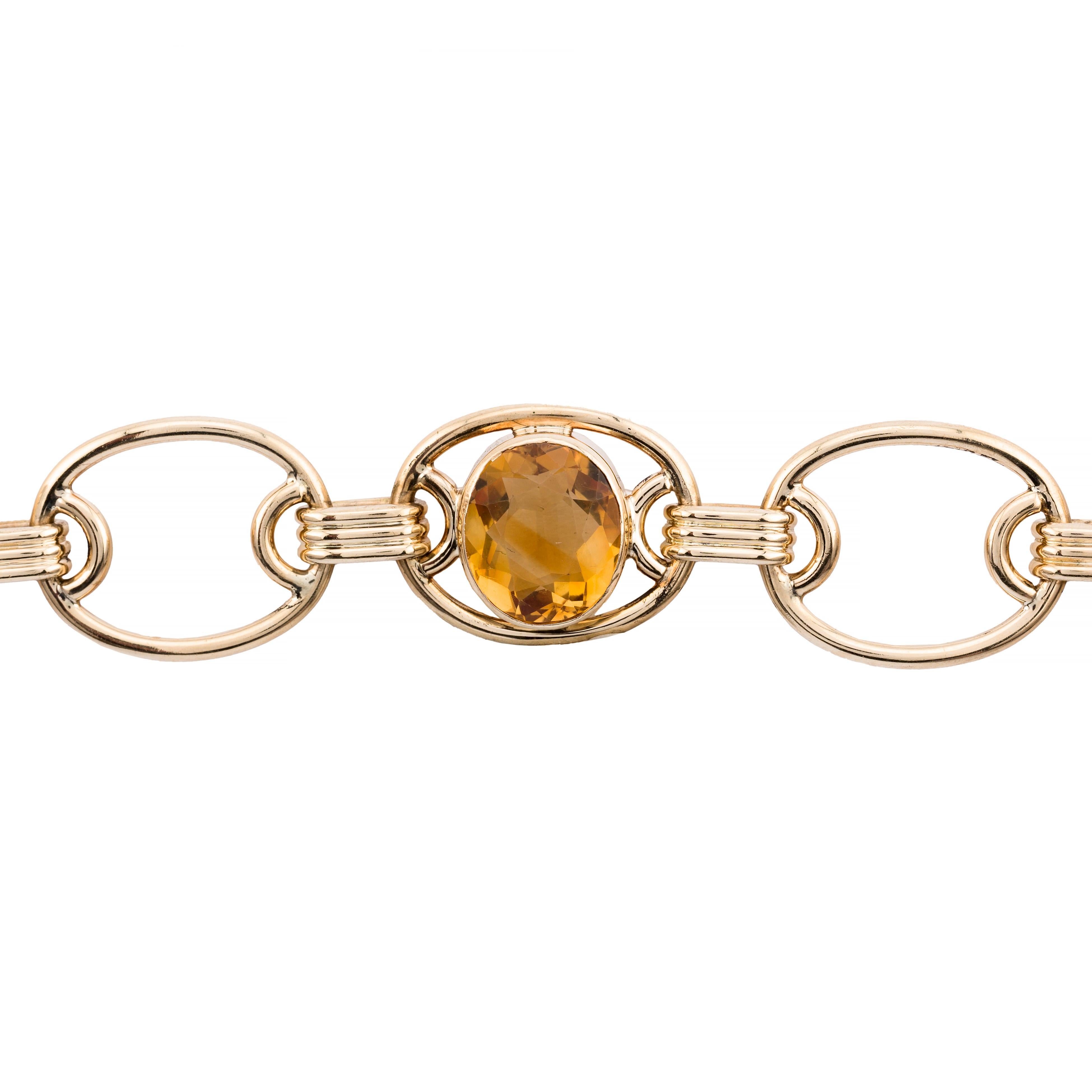 Aston Estate Jewelry Presenta:

Una pulsera Tiffany & Co. vintage de época retro en oro amarillo de 14 quilates. 

Presenta tres piedras de citrino de talla cojín, cada una con un vibrante tono naranja y un peso combinado de 24 quilates. 

Las