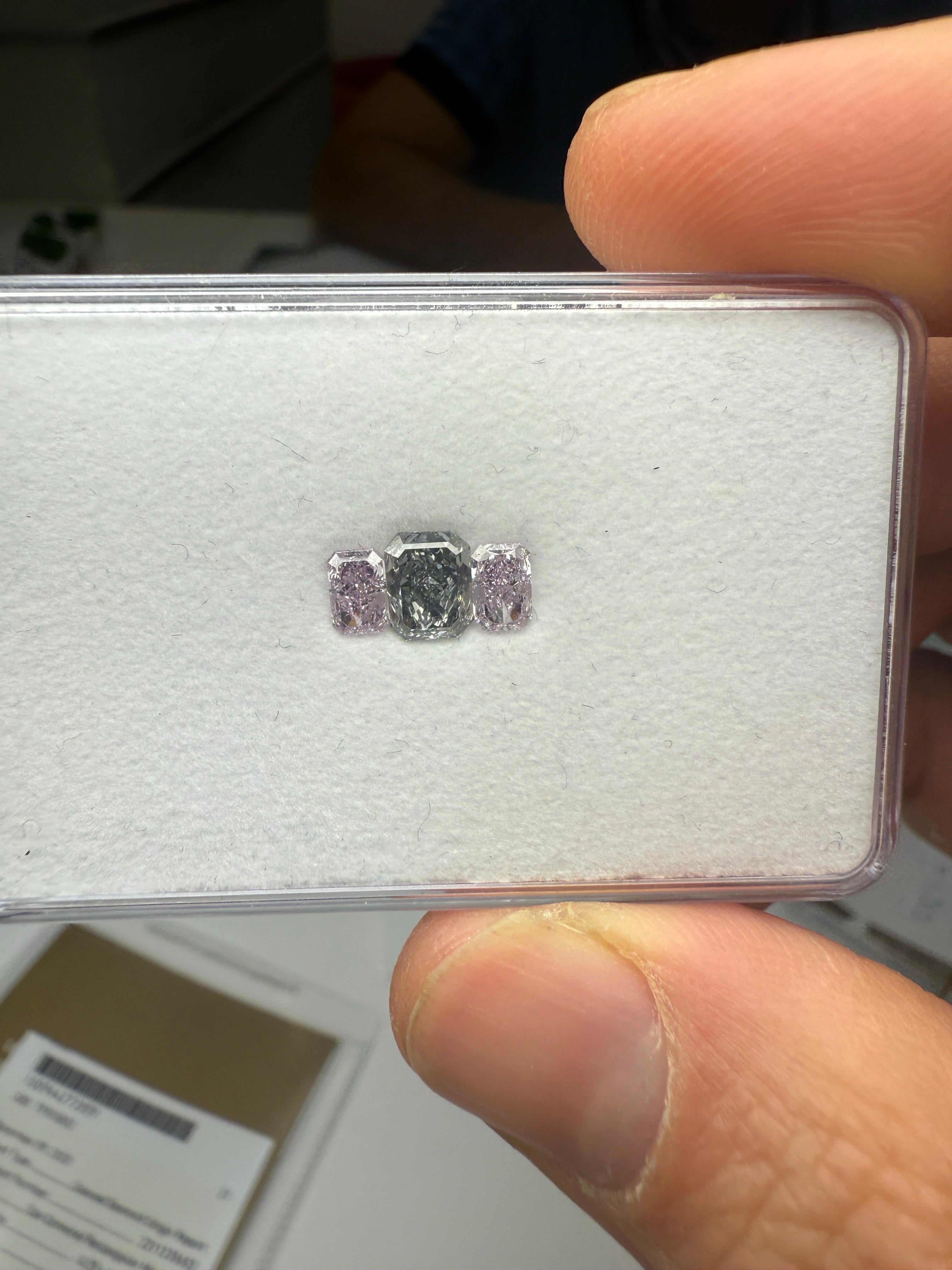 Exquisites Drei-Steine-Set mit ausgefallenen blau-grauen und rosa-violetten Diamanten - • im Angebot 10