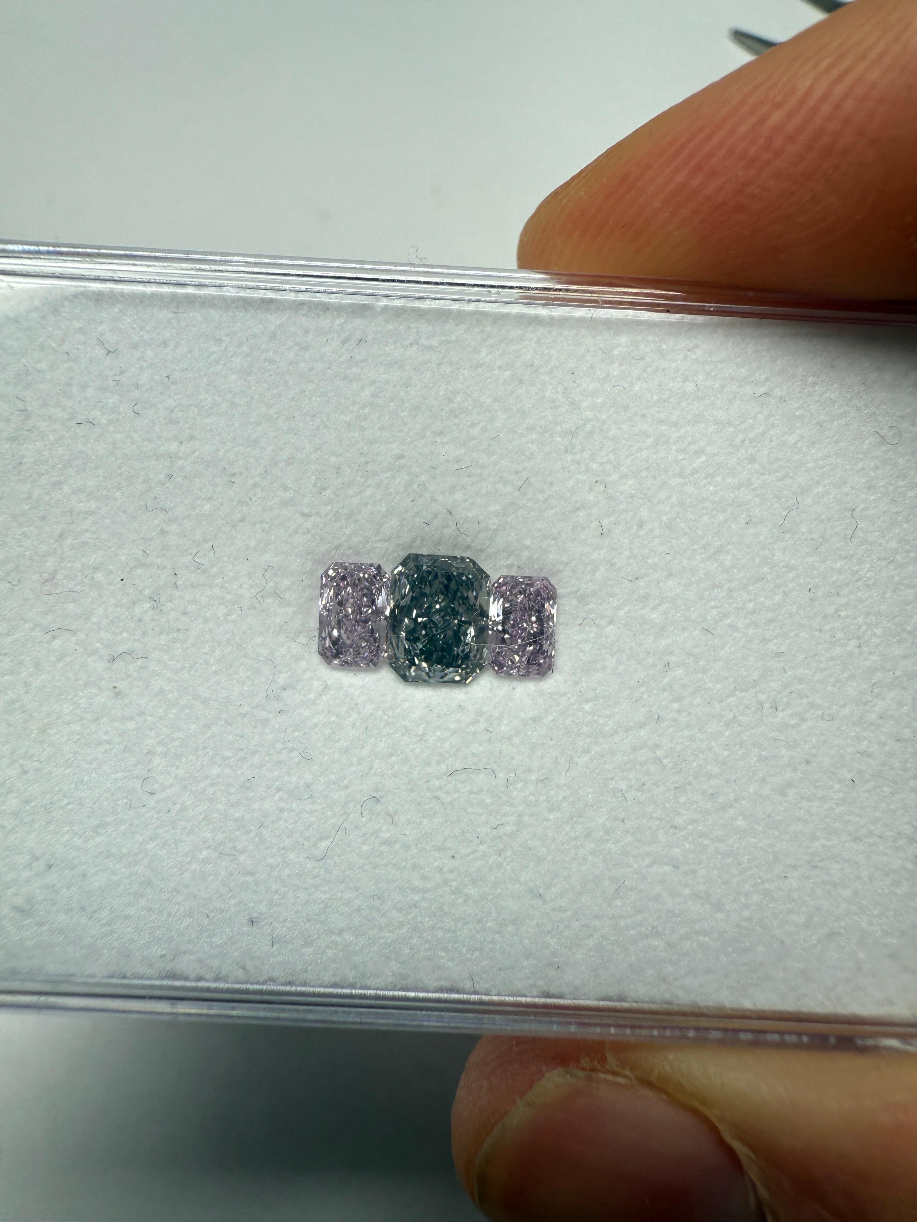 Exquisites Drei-Steine-Set mit ausgefallenen blau-grauen und rosa-violetten Diamanten - • im Angebot 9