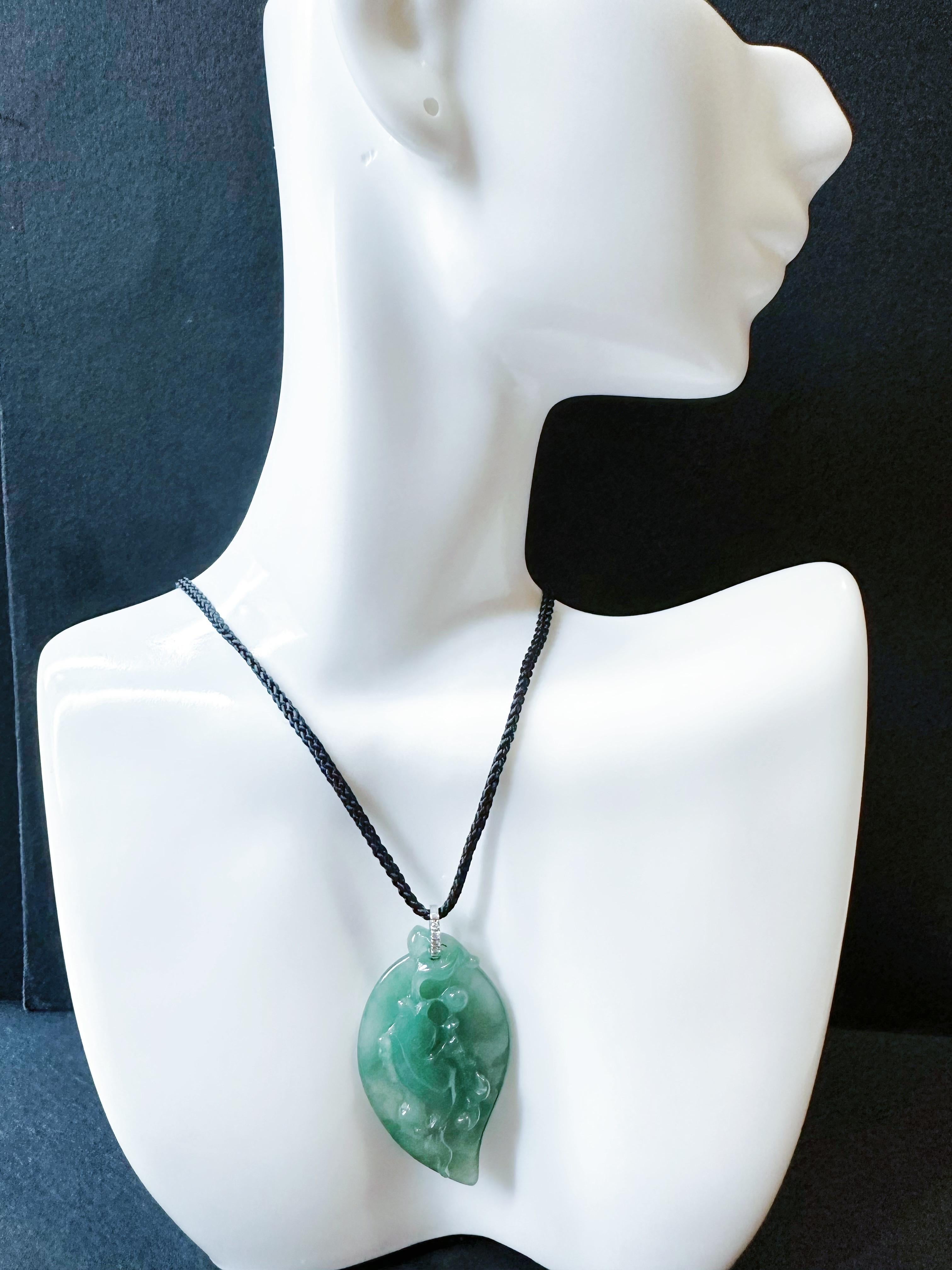 Ciondolo a forma di pesce di giada verde acqua naturale in oro bianco 18 carati con cappa di diamanti in vendita 14