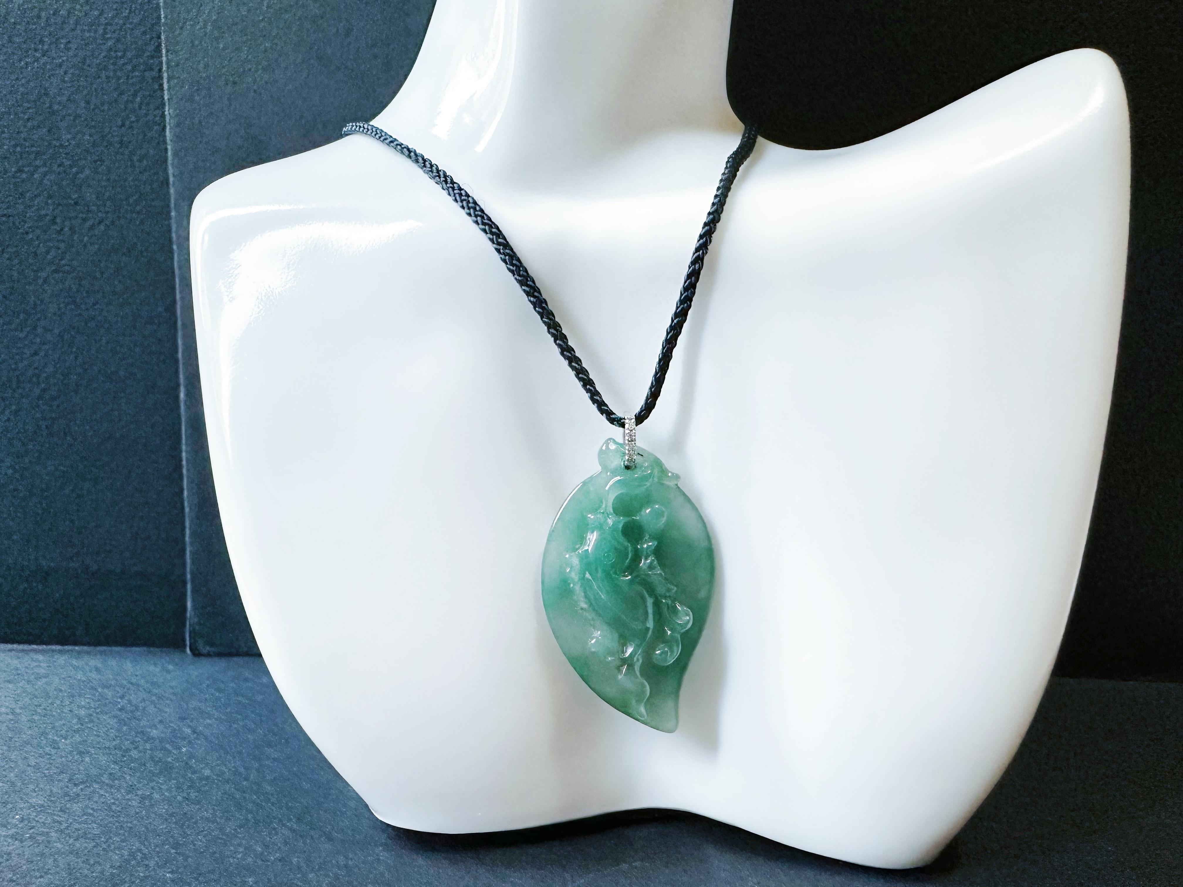 Ciondolo a forma di pesce di giada verde acqua naturale in oro bianco 18 carati con cappa di diamanti in vendita 12