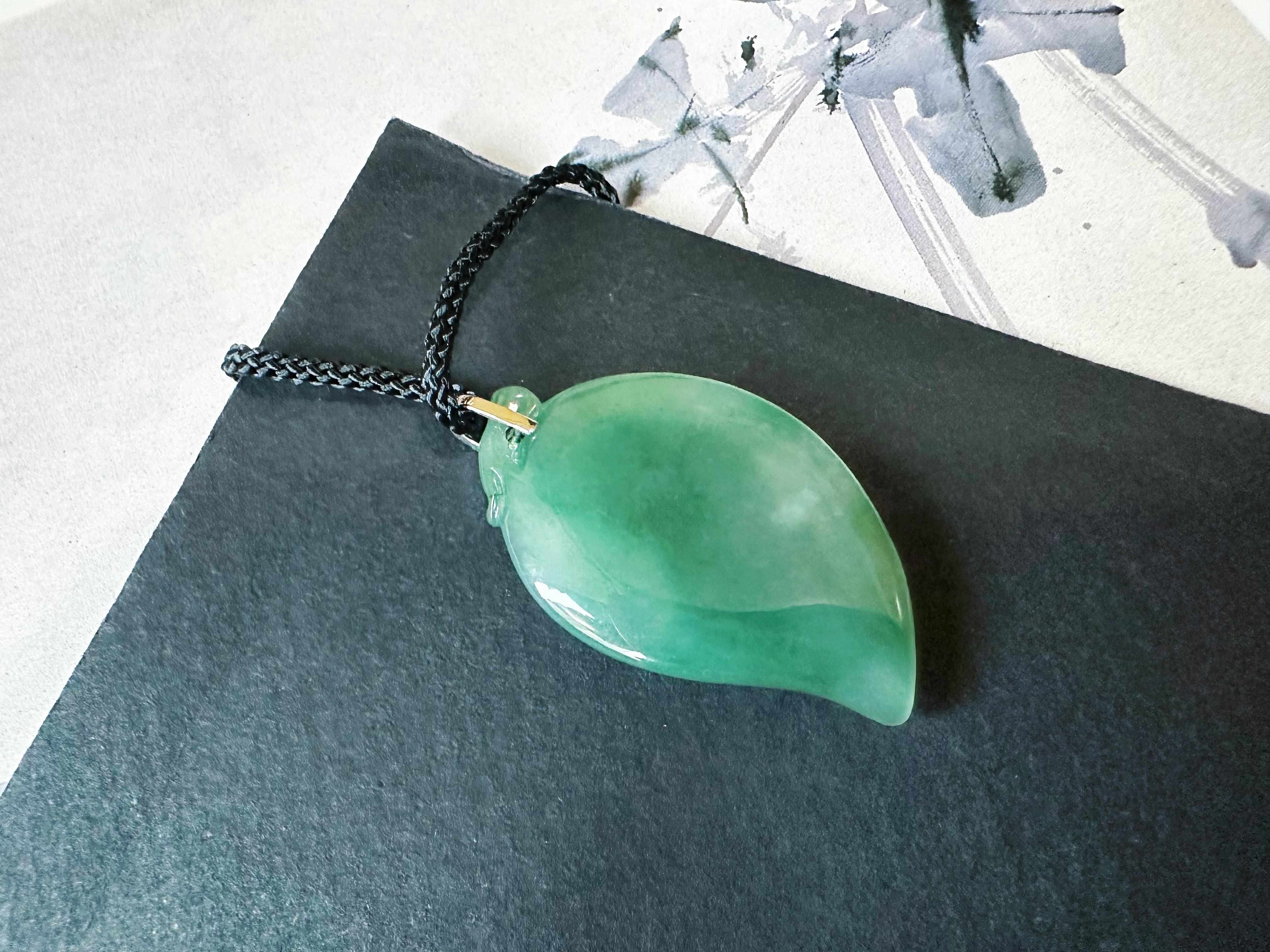 Ciondolo a forma di pesce di giada verde acqua naturale in oro bianco 18 carati con cappa di diamanti in vendita 10