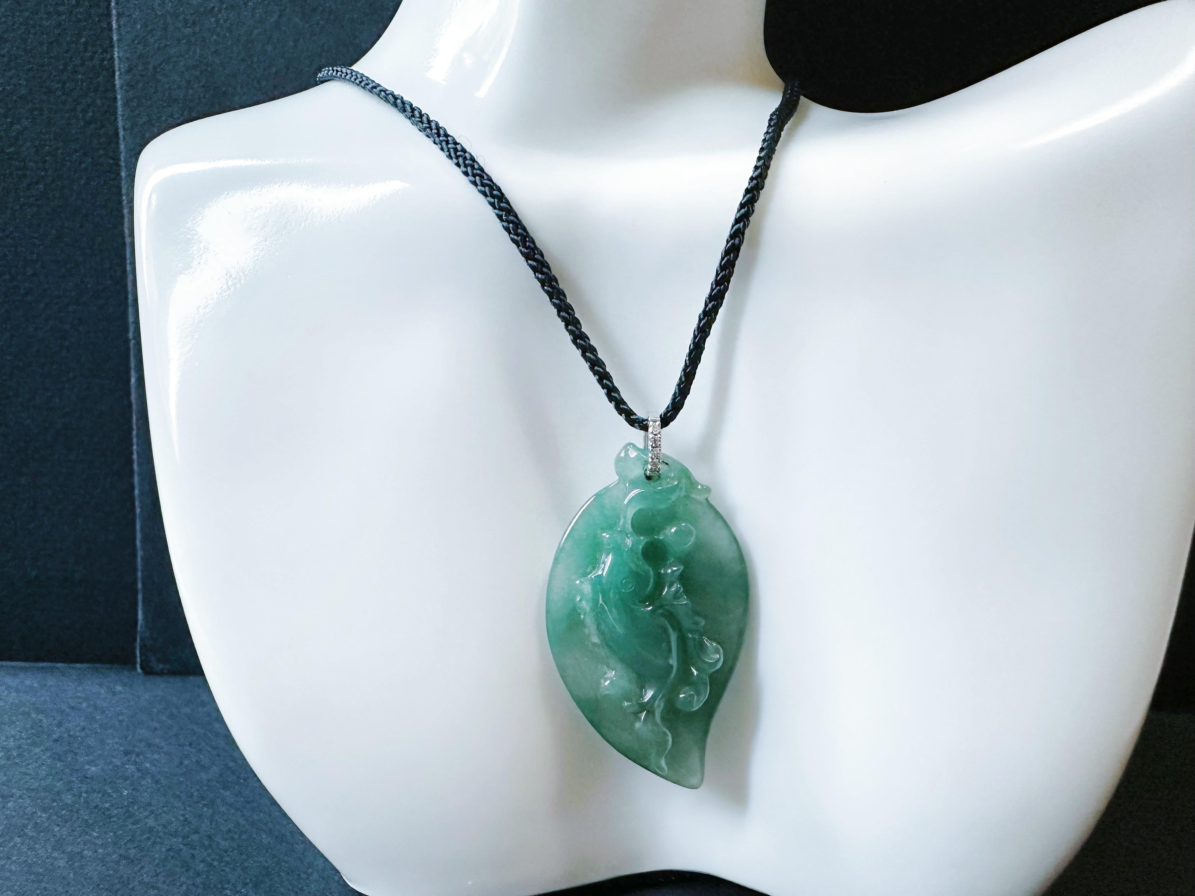 Ciondolo a forma di pesce di giada verde acqua naturale in oro bianco 18 carati con cappa di diamanti in vendita 13