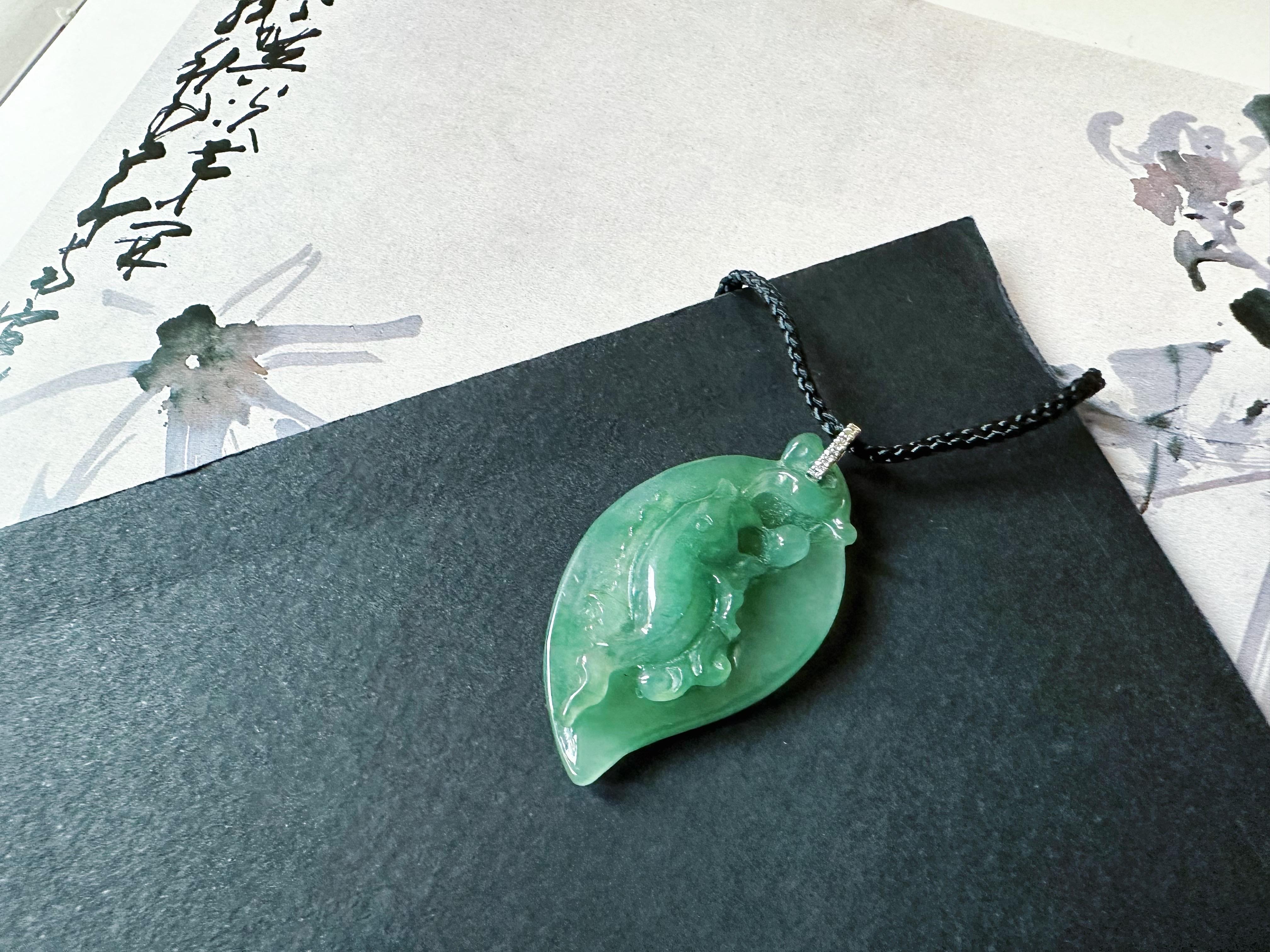 Ciondolo a forma di pesce di giada verde acqua naturale in oro bianco 18 carati con cappa di diamanti in vendita 3
