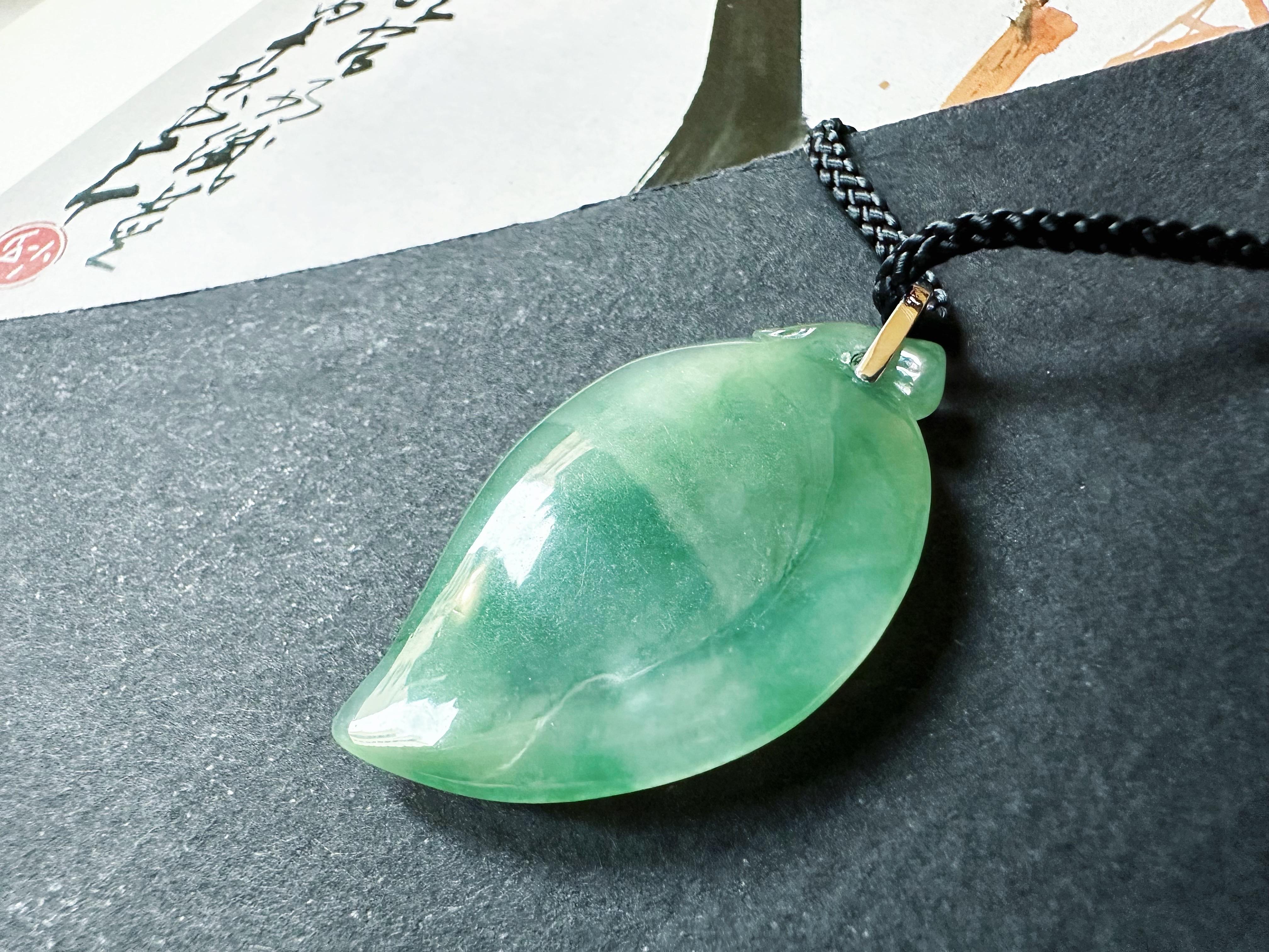 Ciondolo a forma di pesce di giada verde acqua naturale in oro bianco 18 carati con cappa di diamanti in vendita 9