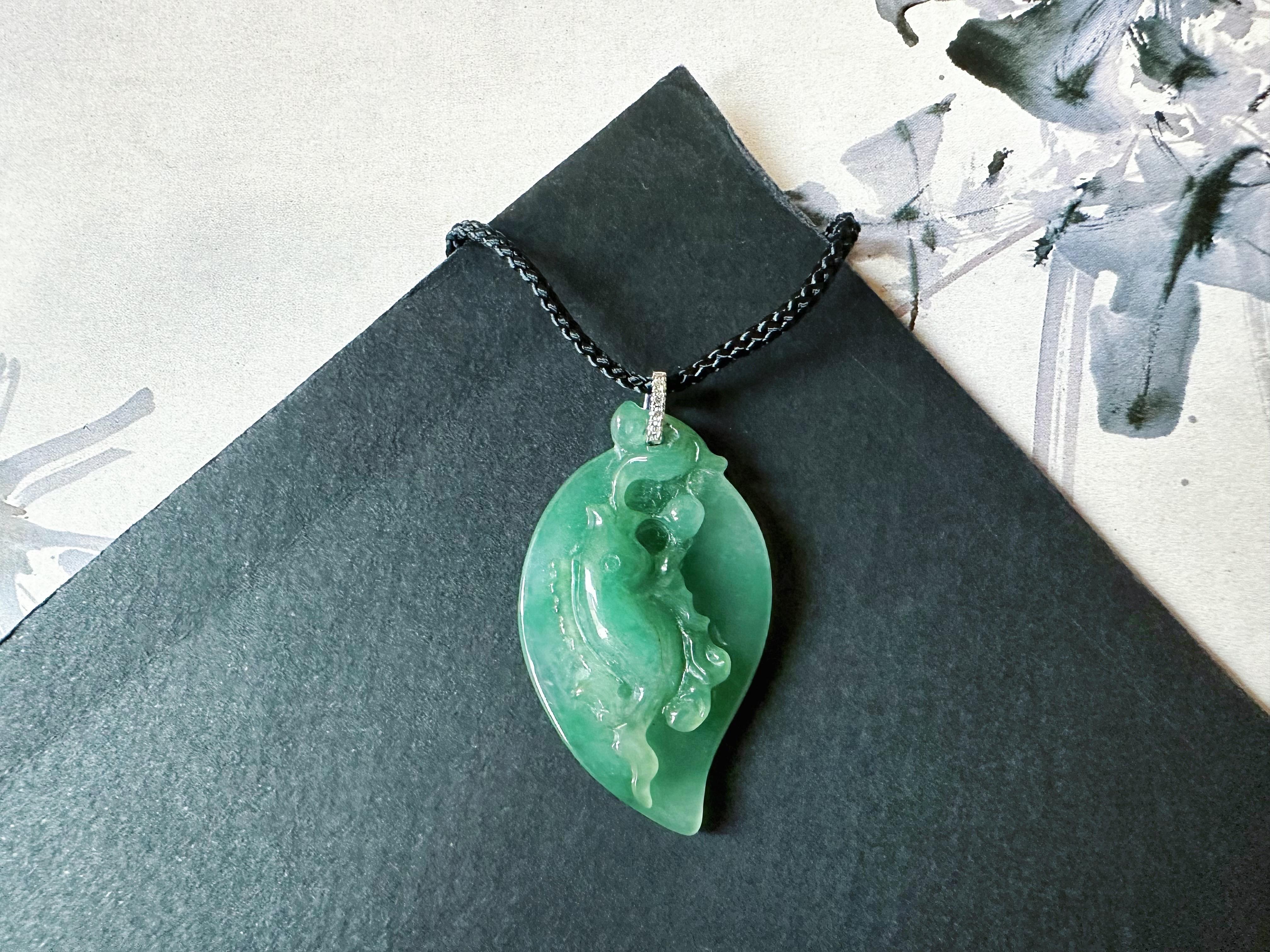 Ciondolo a forma di pesce di giada verde acqua naturale in oro bianco 18 carati con cappa di diamanti In condizioni Nuovo in vendita a Kowloon, HK