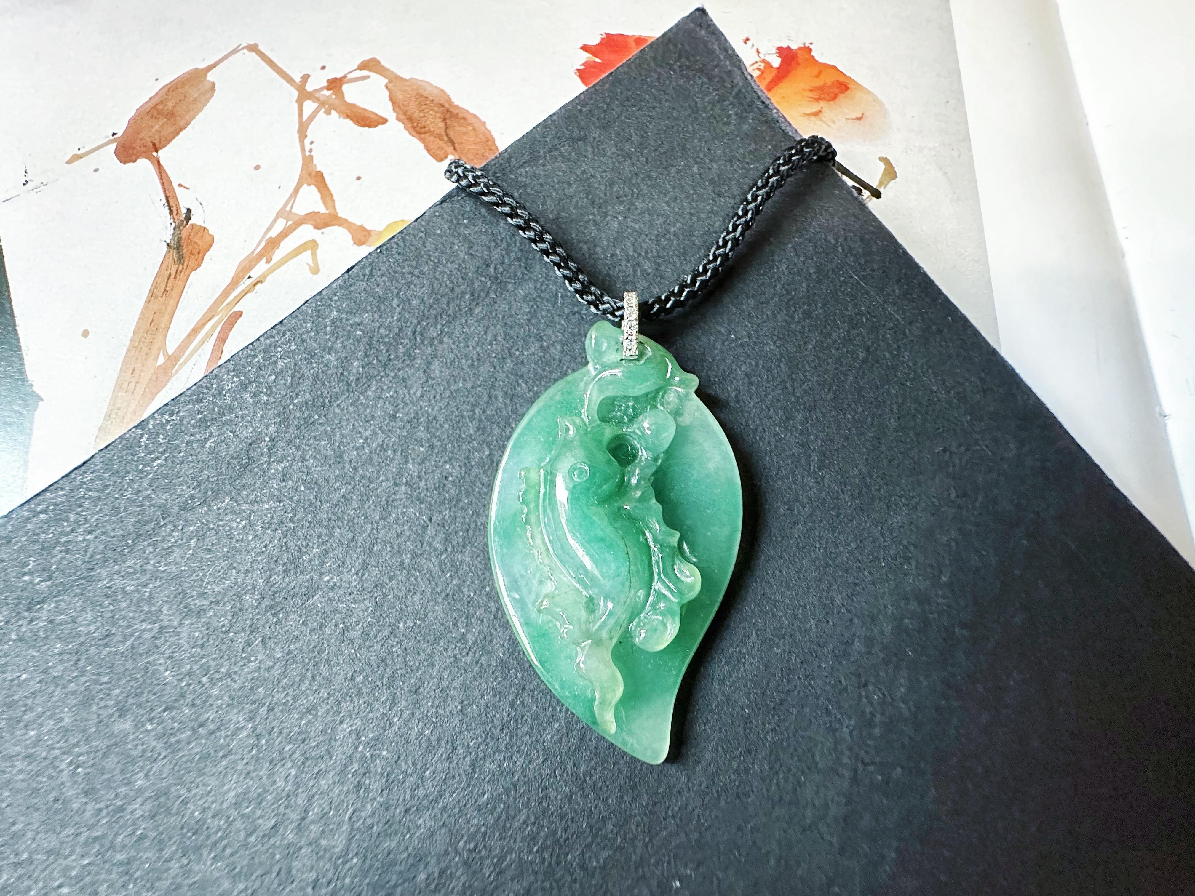 Artigiano Ciondolo a forma di pesce di giada verde acqua naturale in oro bianco 18 carati con cappa di diamanti in vendita