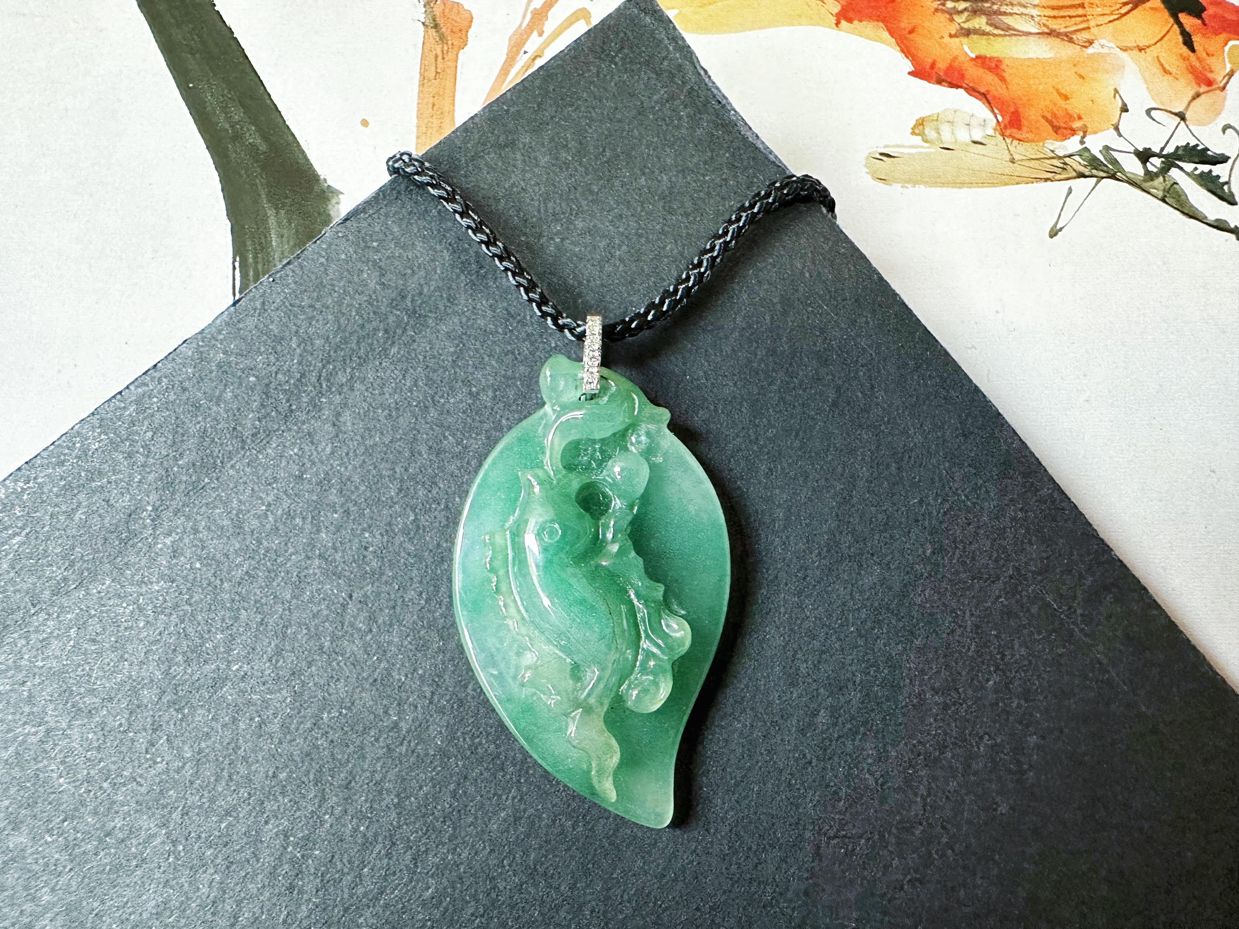 Eleganza del nostro ciondolo di giada verde acqua, sapientemente realizzato con giada naturale al 100% e non trattata di tipo A del Myanmar. Caratterizzato da una texture liscia e da un'accattivante tonalità verde acqua, questo ciondolo è un