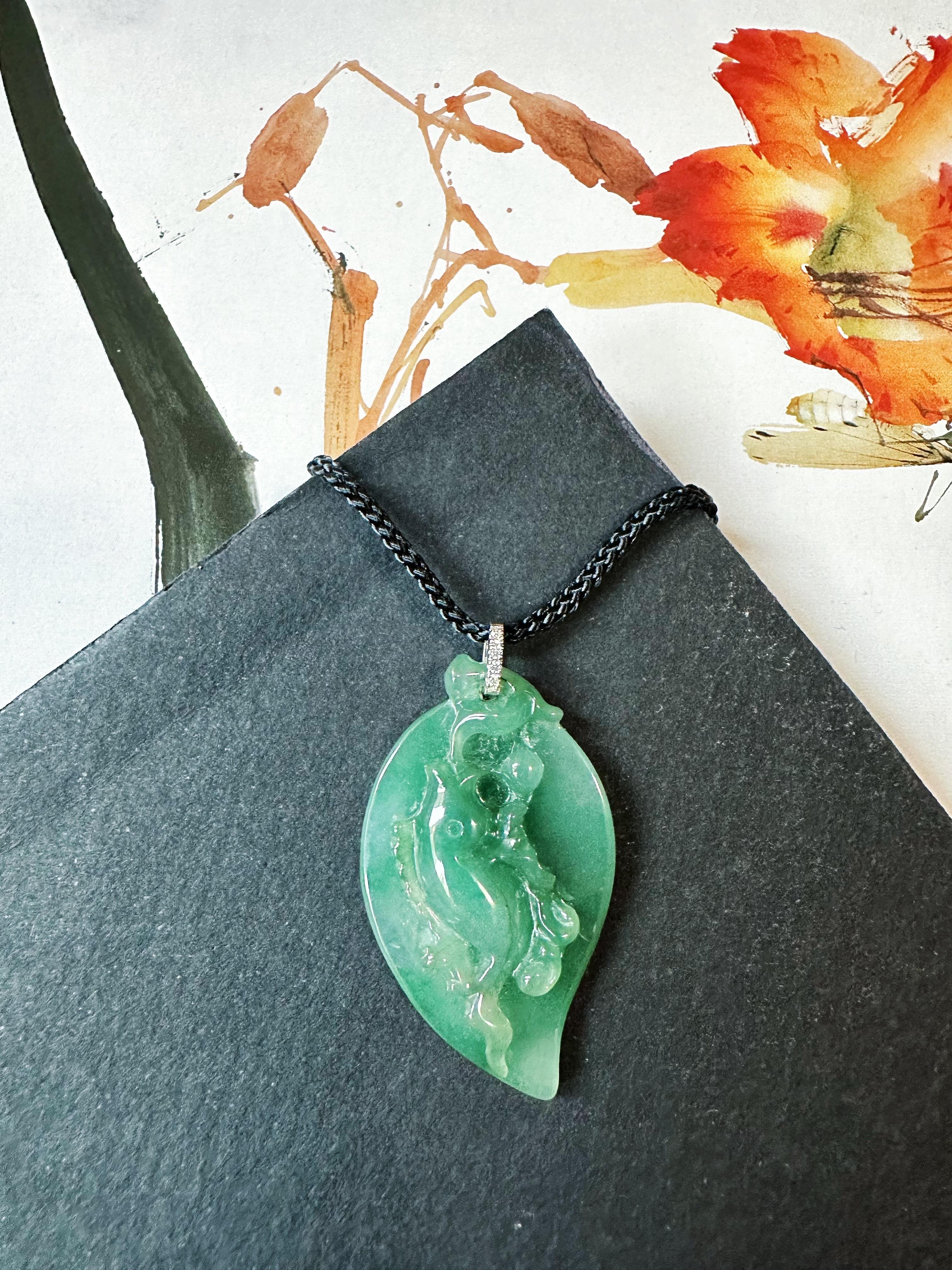 Ciondolo a forma di pesce di giada verde acqua naturale in oro bianco 18 carati con cappa di diamanti in vendita 1