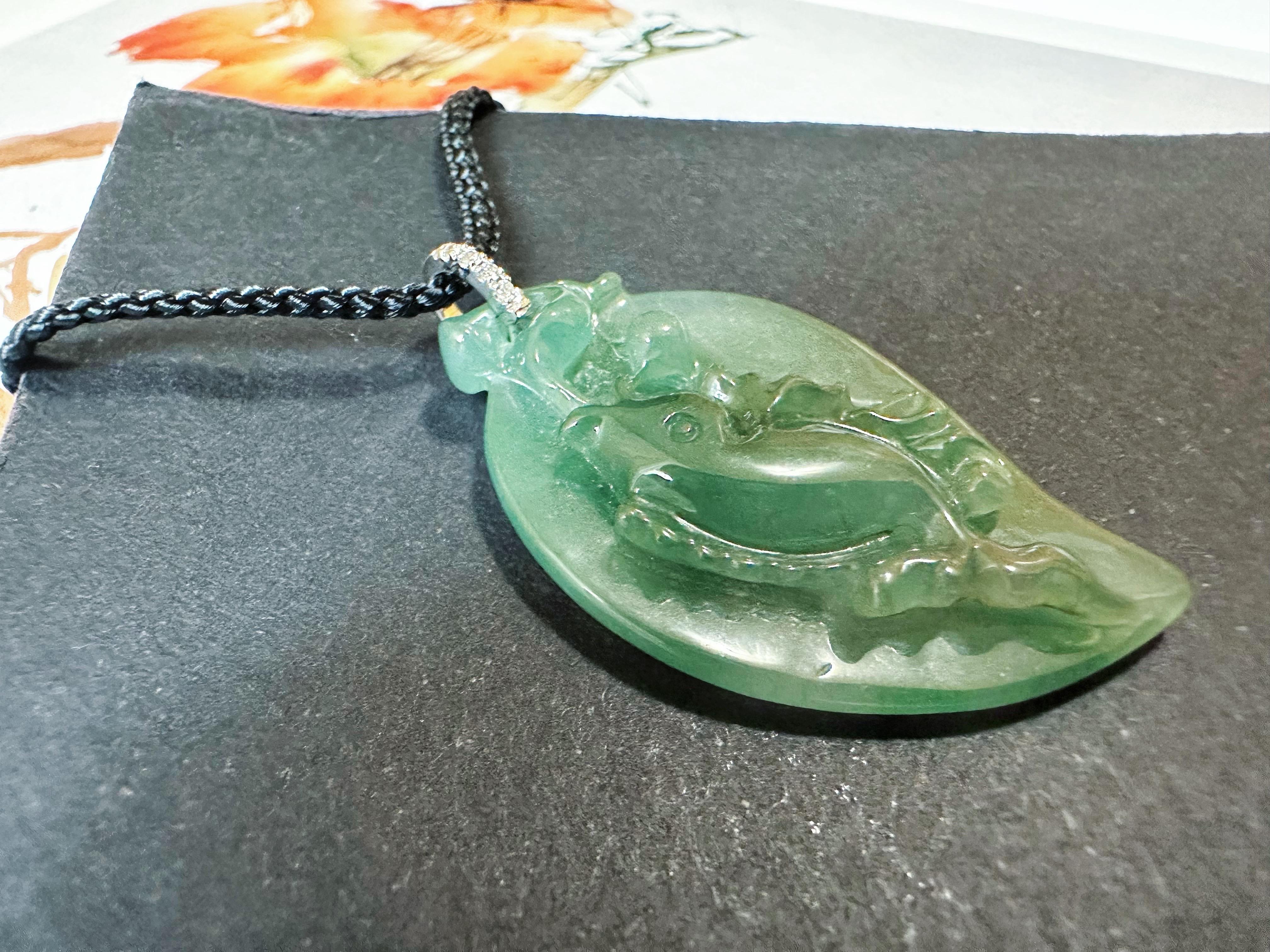 Ciondolo a forma di pesce di giada verde acqua naturale in oro bianco 18 carati con cappa di diamanti in vendita 7