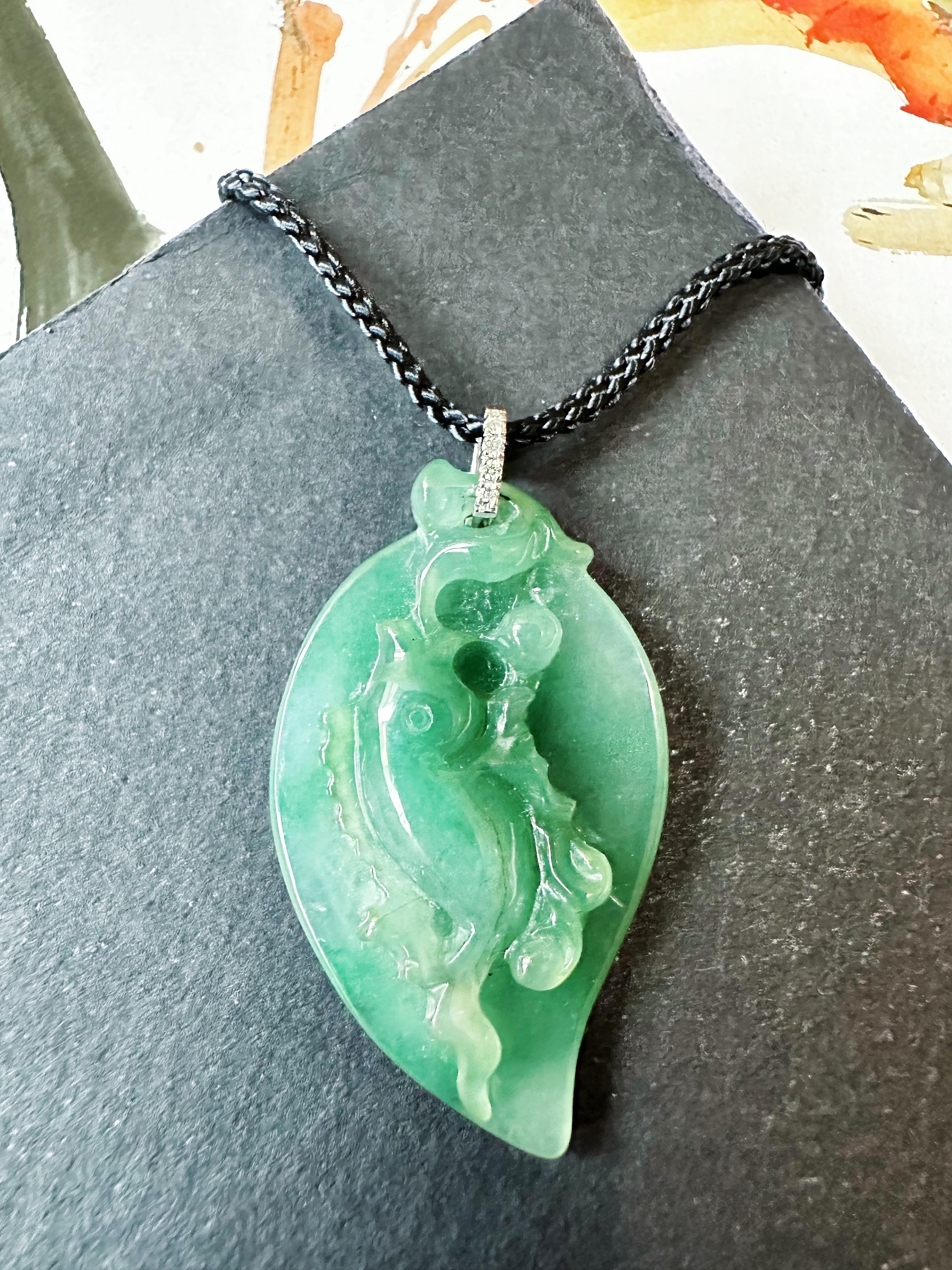 Ciondolo a forma di pesce di giada verde acqua naturale in oro bianco 18 carati con cappa di diamanti in vendita 6