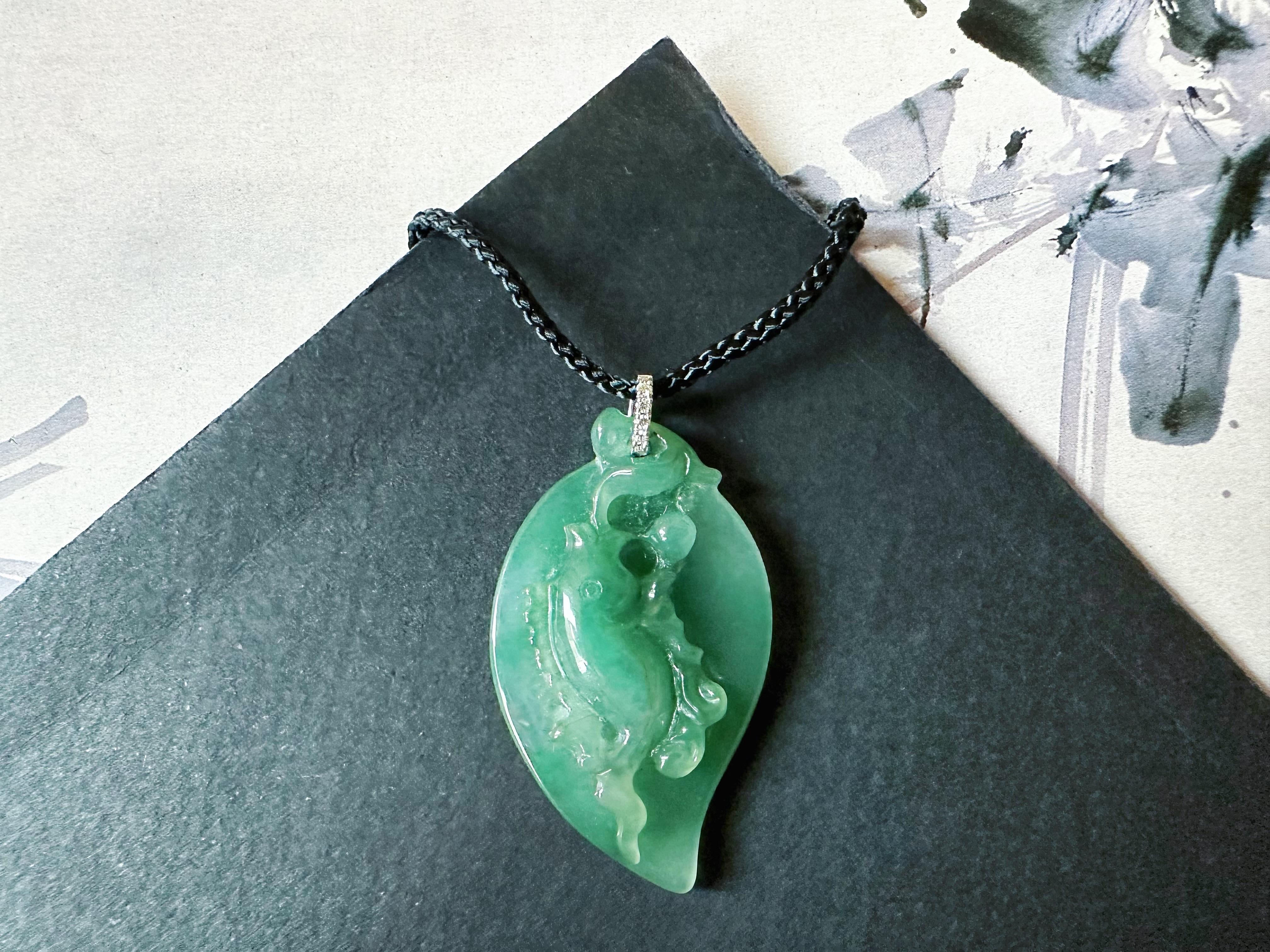 Taglio a goccia Ciondolo a forma di pesce di giada verde acqua naturale in oro bianco 18 carati con cappa di diamanti in vendita